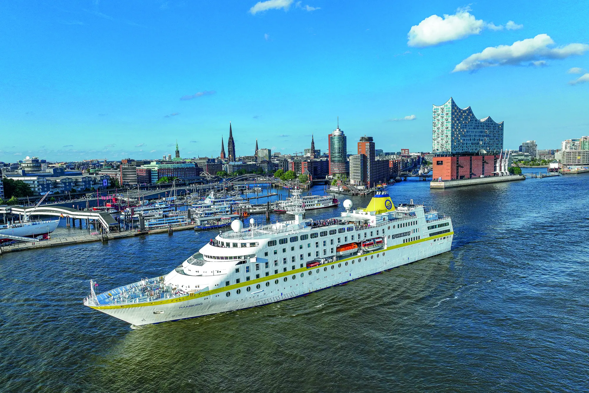 MS Hamburg im Hamburger Hafen vor der Elbphilharmonie