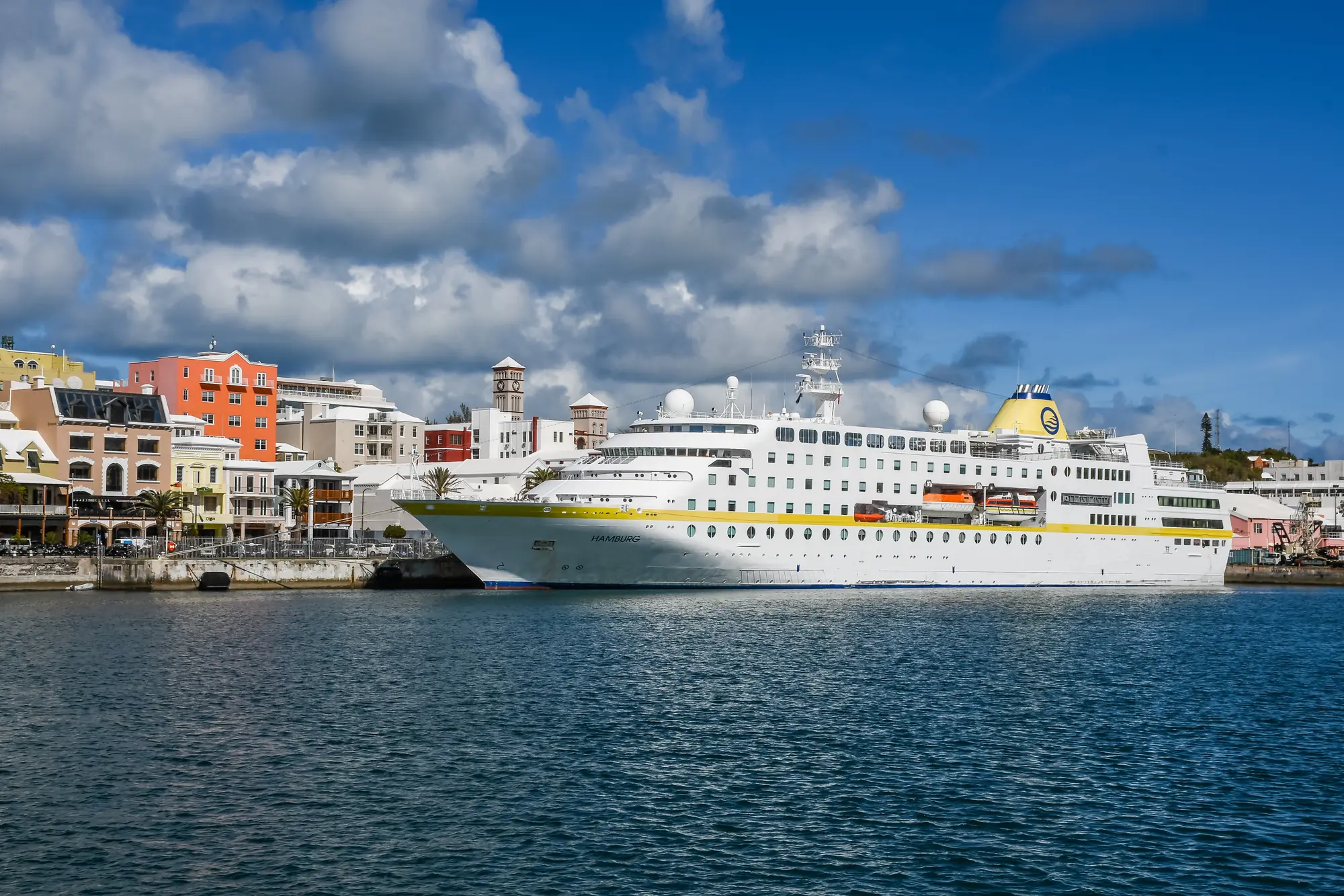 MS Hamburg ankert in Hamilton, Bermuda