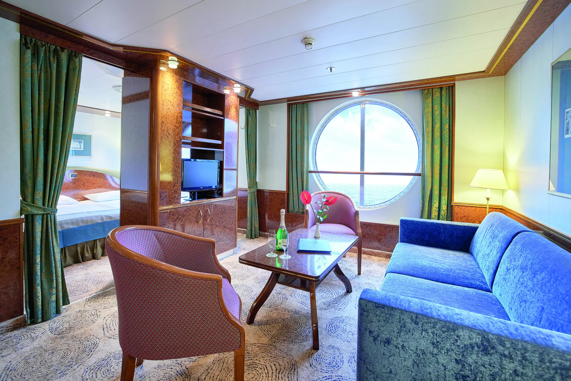 Kabinenbeispiel bzw. Suite auf der MS Hamburg mit Schlaf- und Wohnbereich