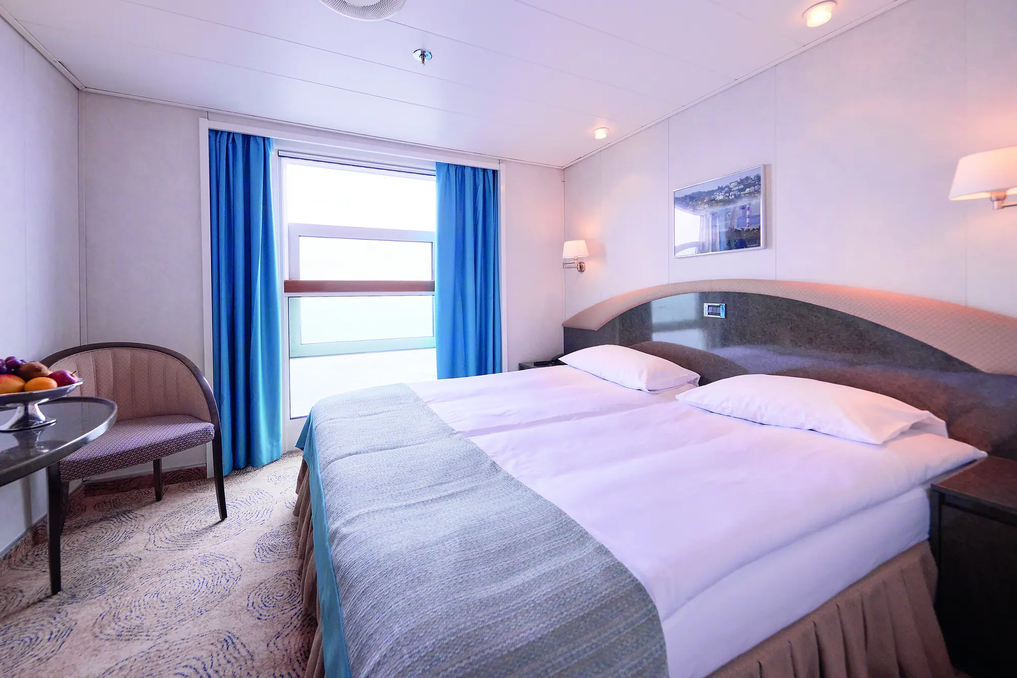 Kabinenbeispiel auf der MS Hamburg mit Doppelbett und Fenster