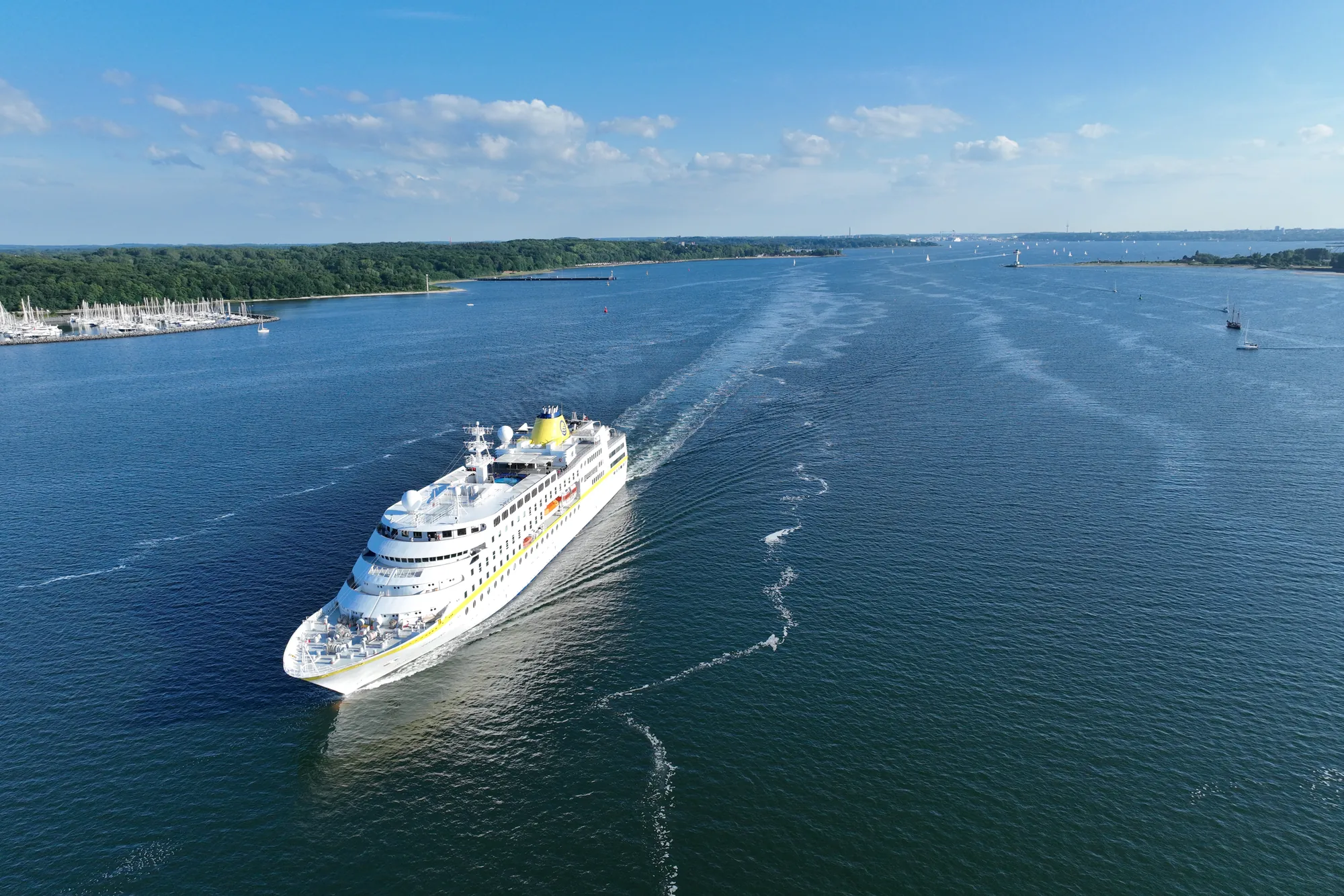 MS HAMBURG in der Kieler Förde und blauer Himmel