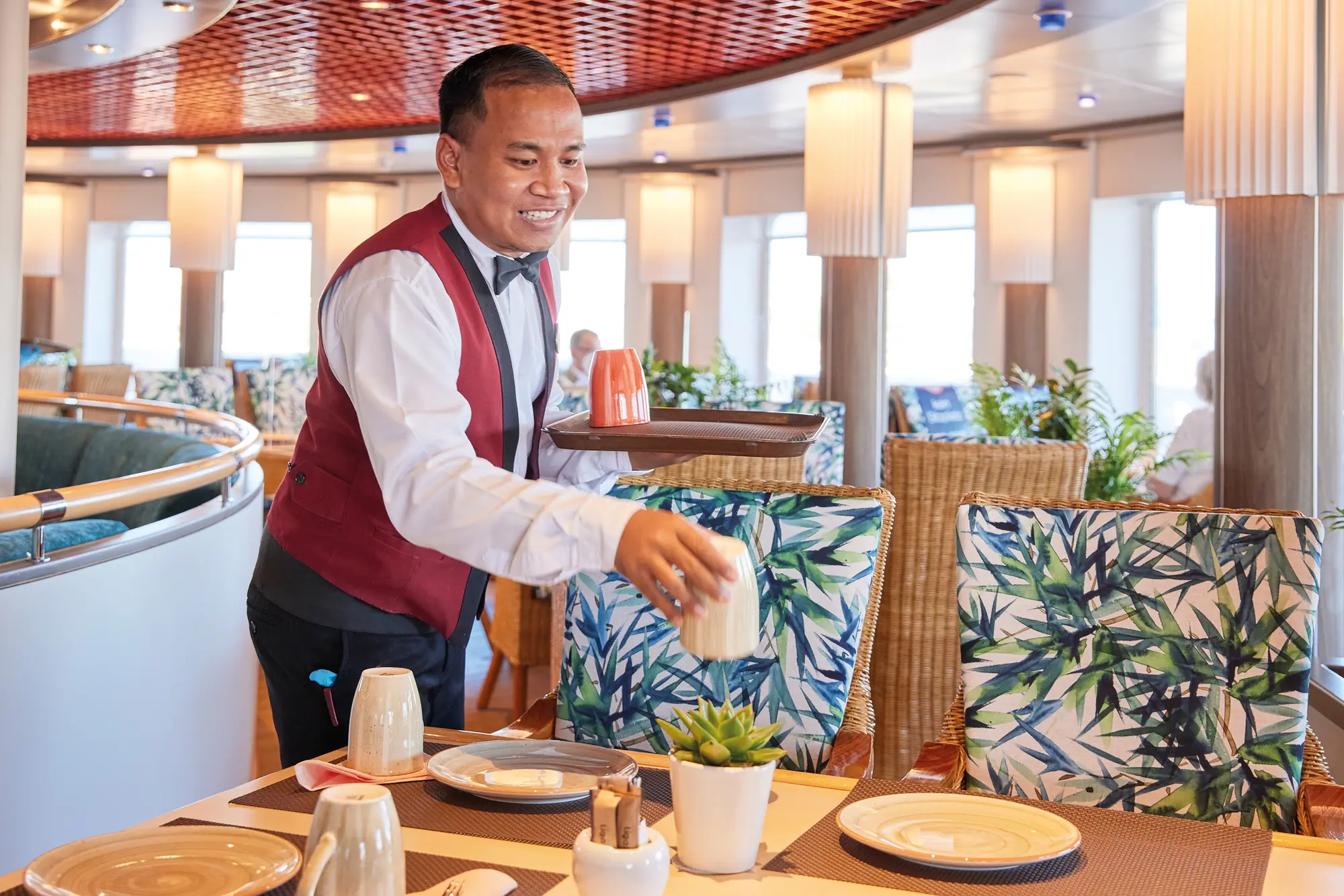 Tisch im Palmgarten, MS Hamburg