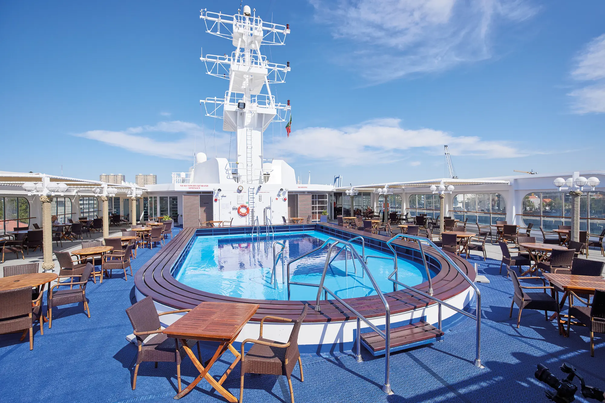 Süßwasser- Außenpool auf dem Sonnendeck der MS Hamburg