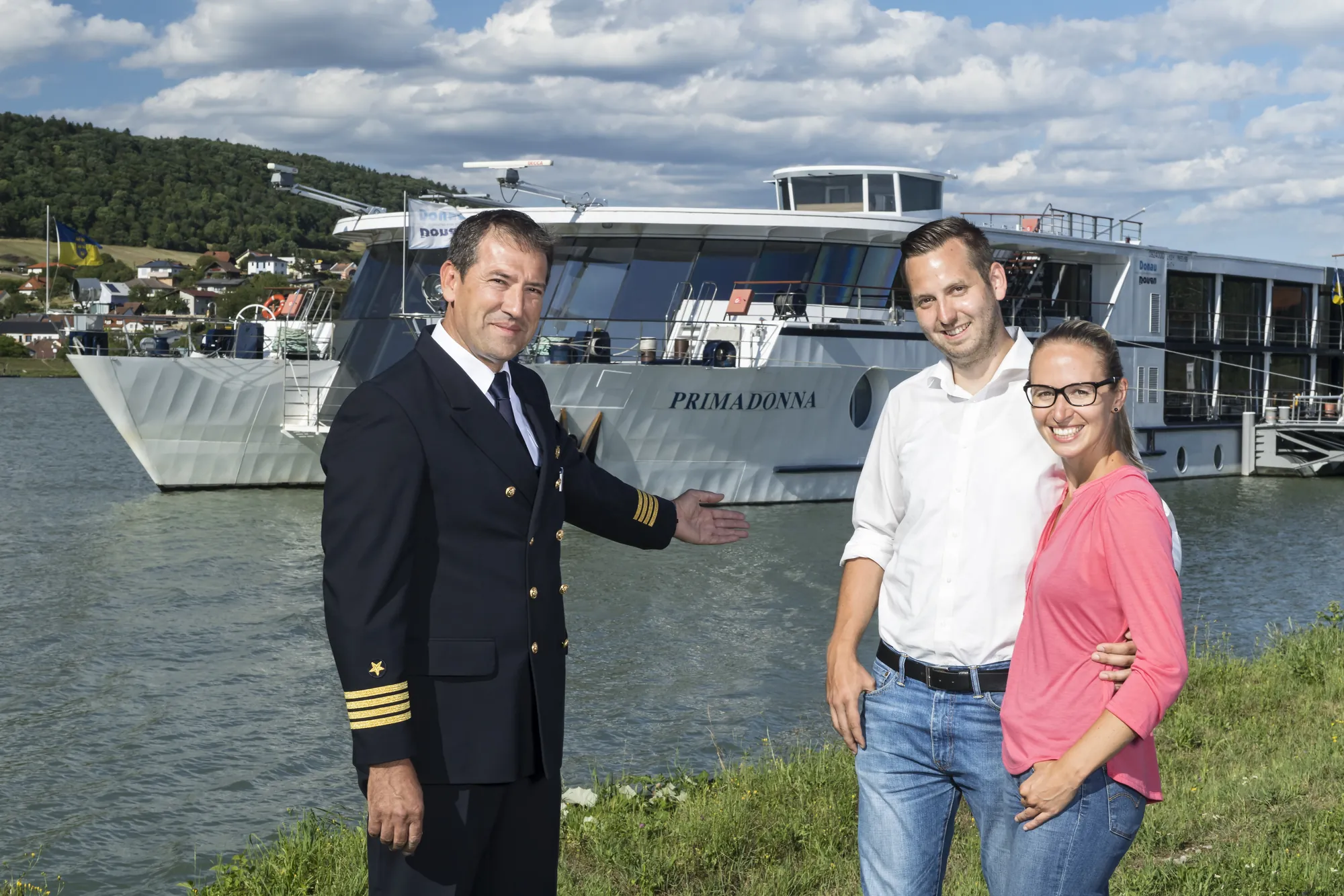 MS Primadonna: Kapitän und Gäste vor dem Schiff