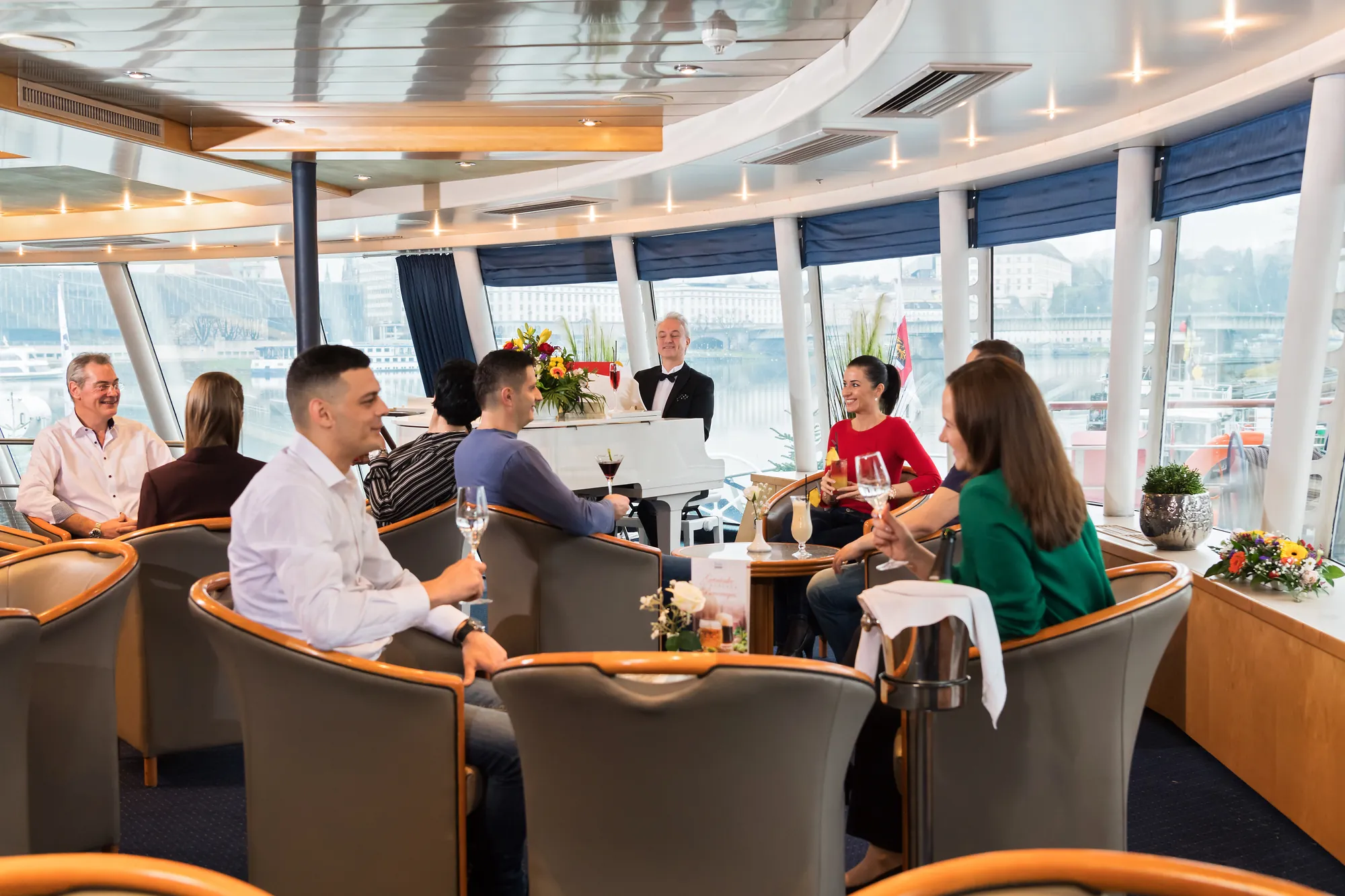 Klavierspieler und Gäste in der Bar an Bord der MS Primadonna