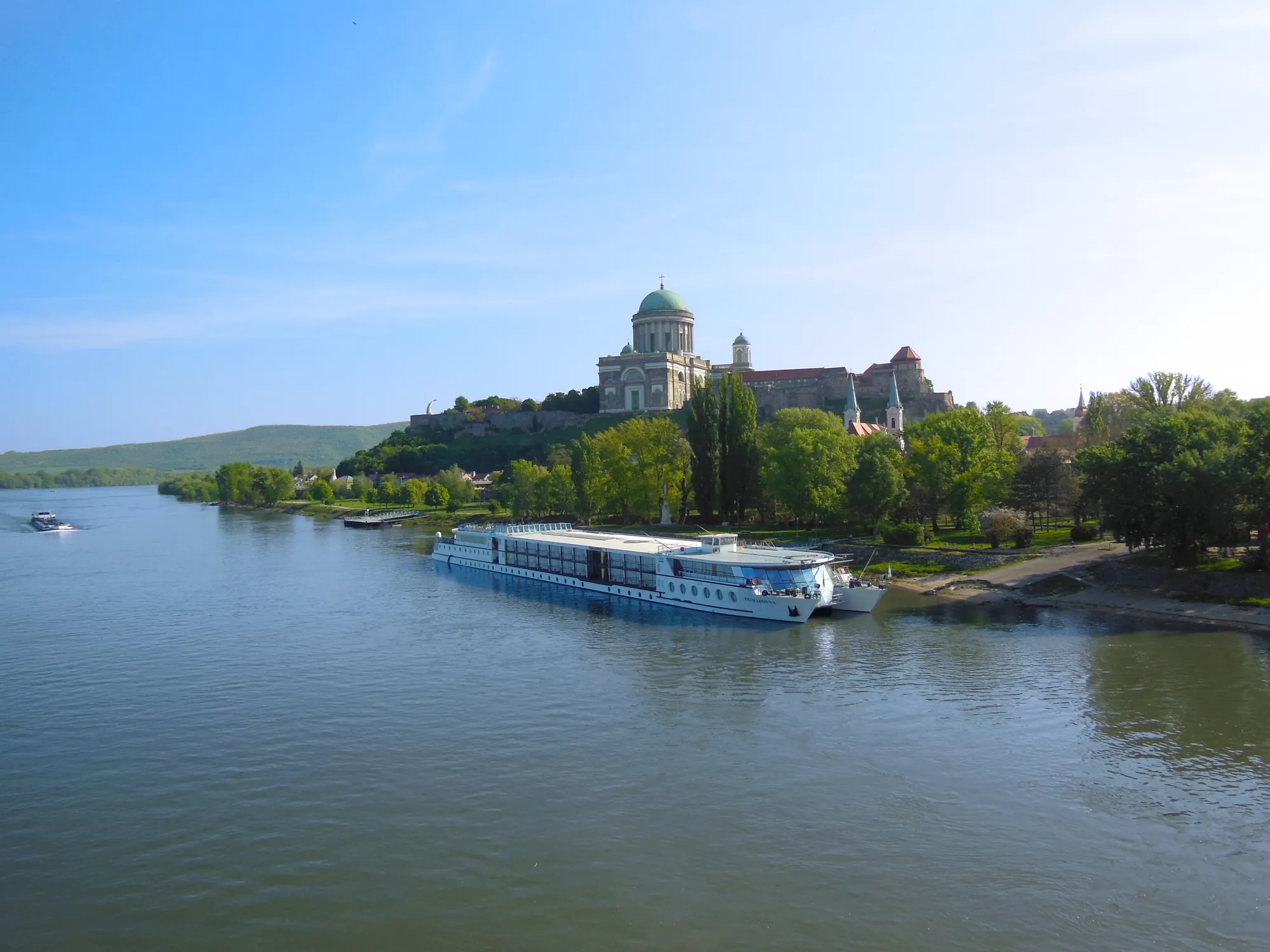 MS Primadonna auf der Donau bei Esztergom (Dom) in der Nähe von Budapest