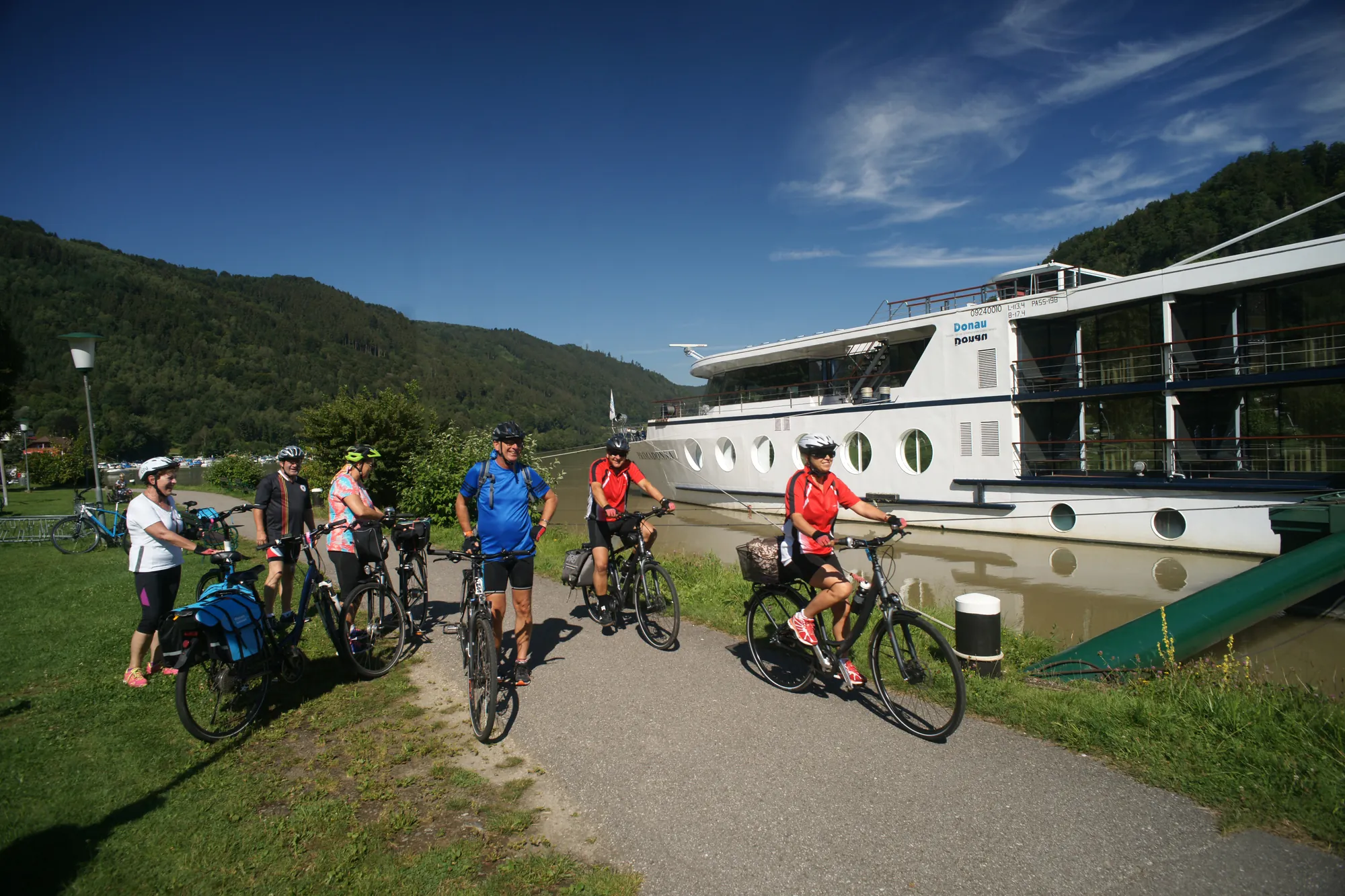Fahrradfahrer*innen vor der MS Primadonna