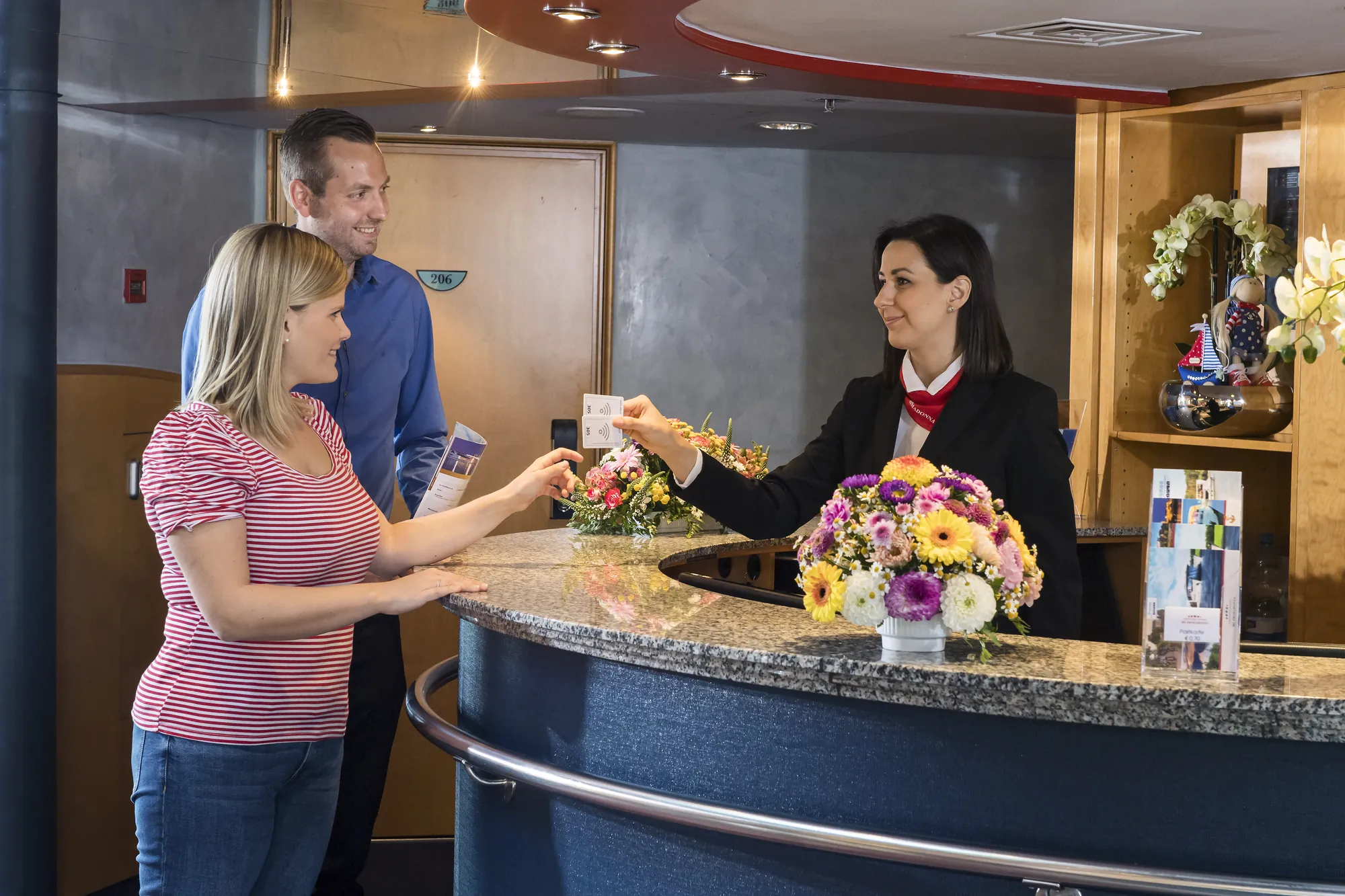 Gäste an der Rezeption der MS Primadonna