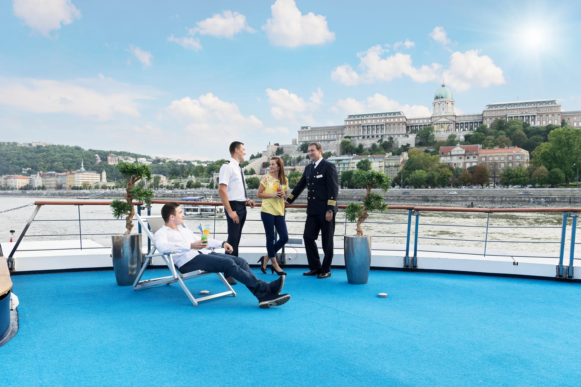 Gäste auf dem Sonnendeck der MS Primadonna, mit dem Burgpalast in Budapest im Hintergrund