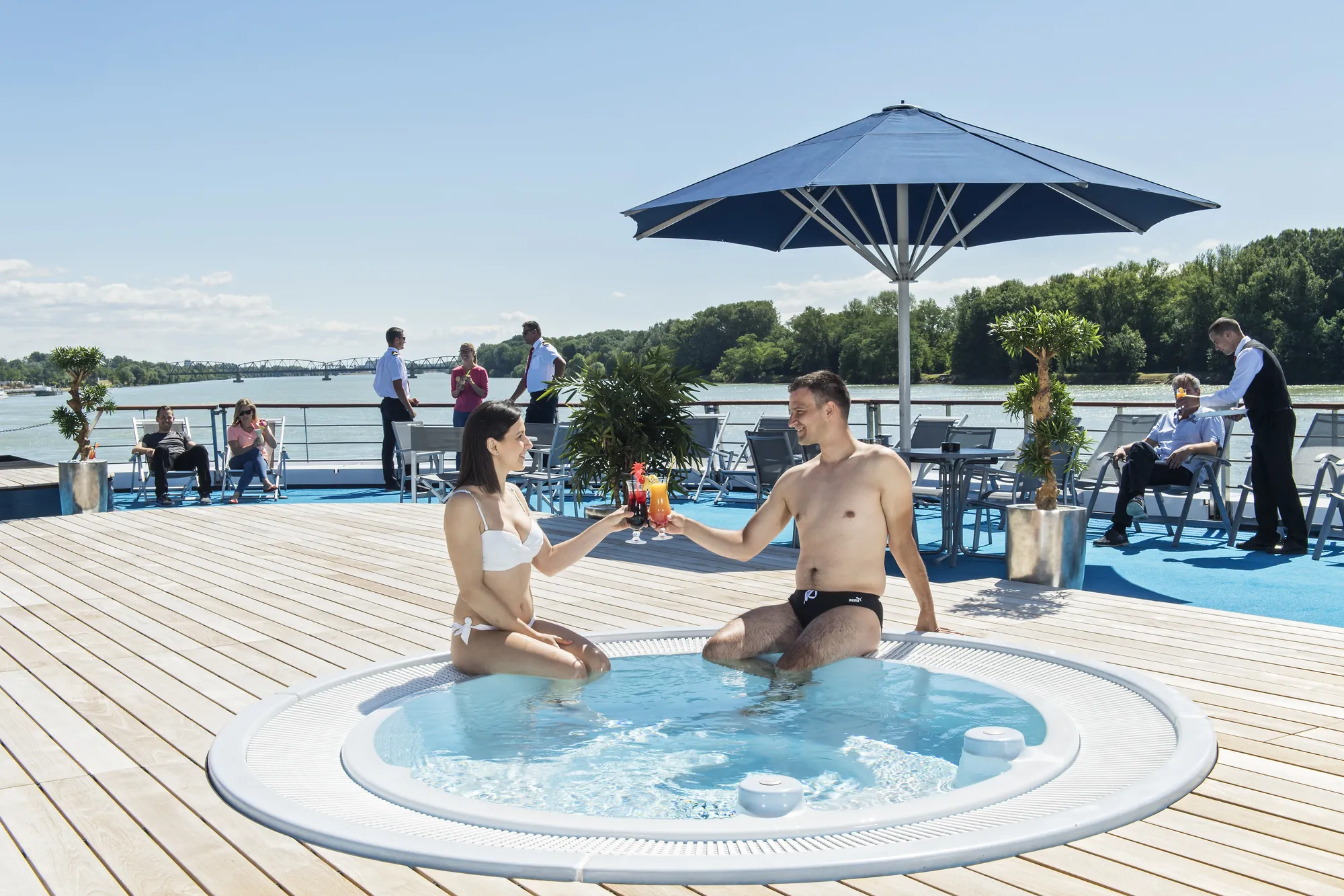 Gäste im Whirlpool auf dem Freideck der MS Primadonna