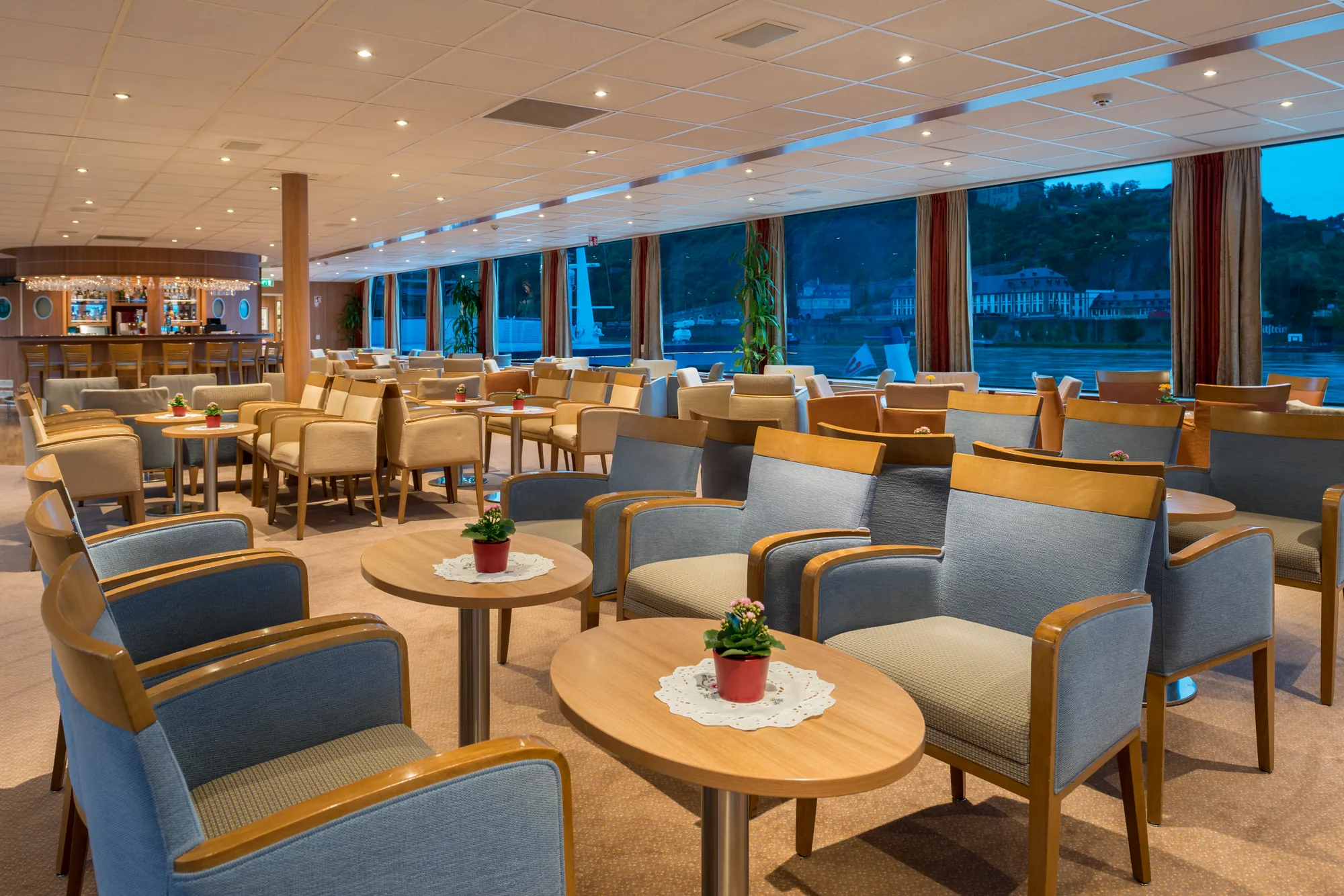 Panorama-Salon mit Bar auf der MS RHEIN MELODIE