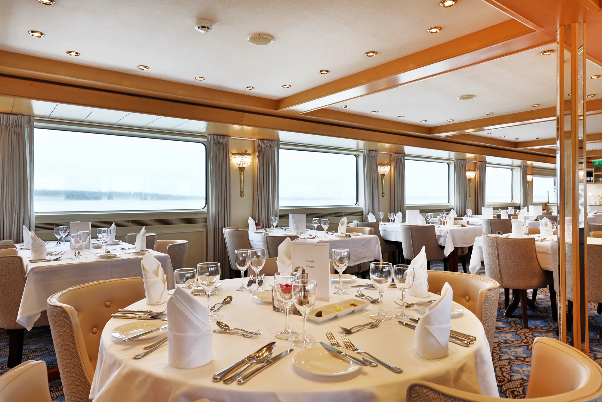 MS SWISS DIAMOND, Tische im Restaurant