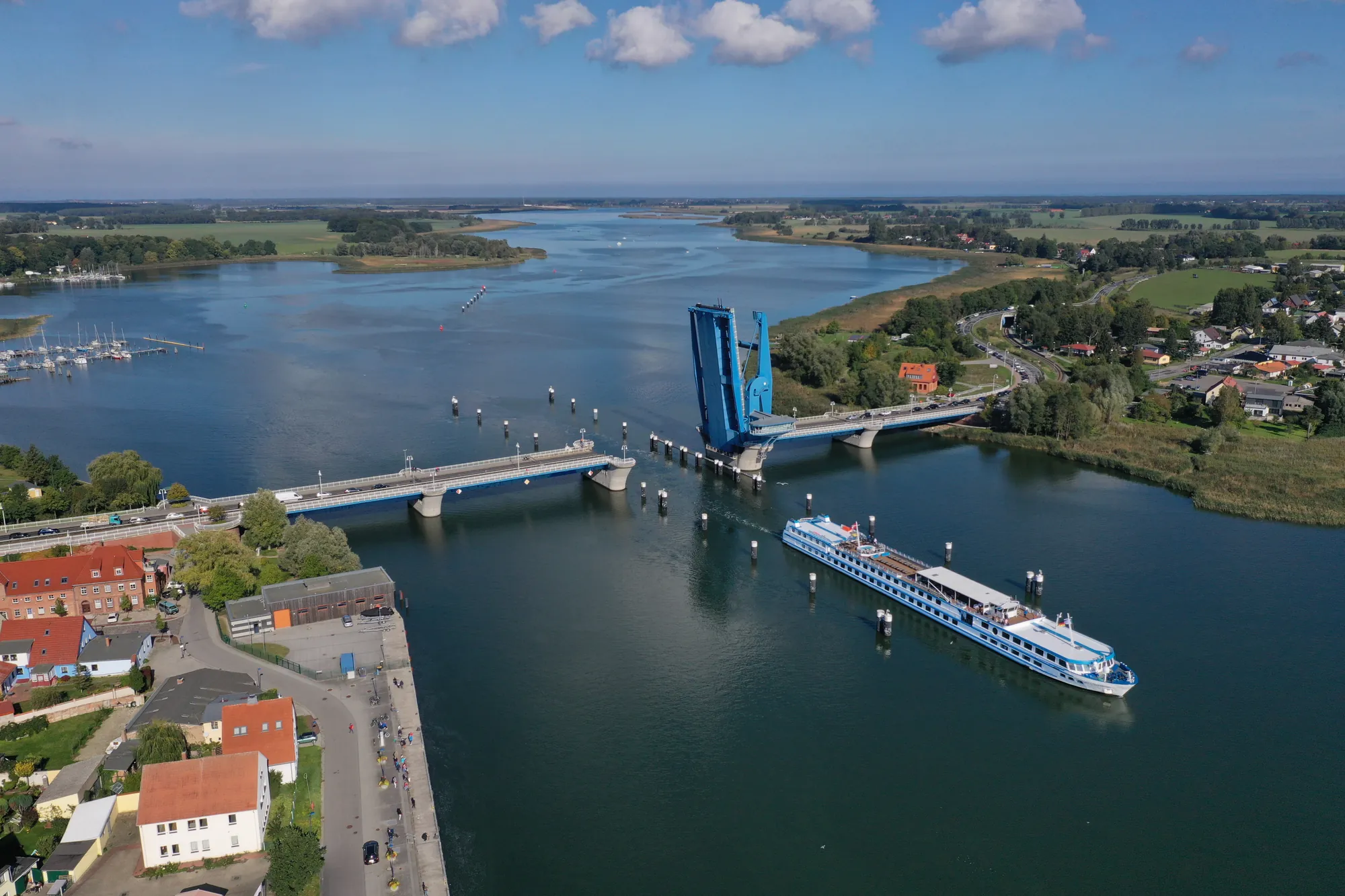 MS SWISS DIAMOND bei Durchfahrt durch Peenebrücke in Wolgast