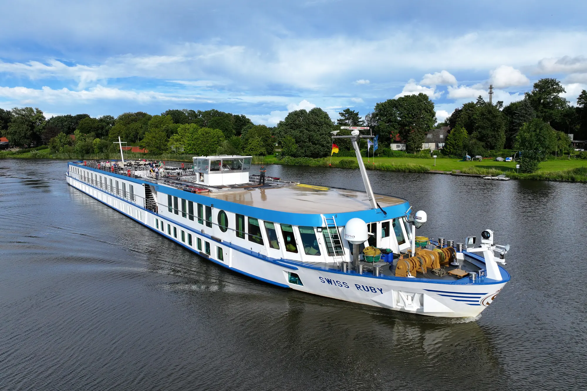MS Swiss Ruby - Außenansicht auf der Weser