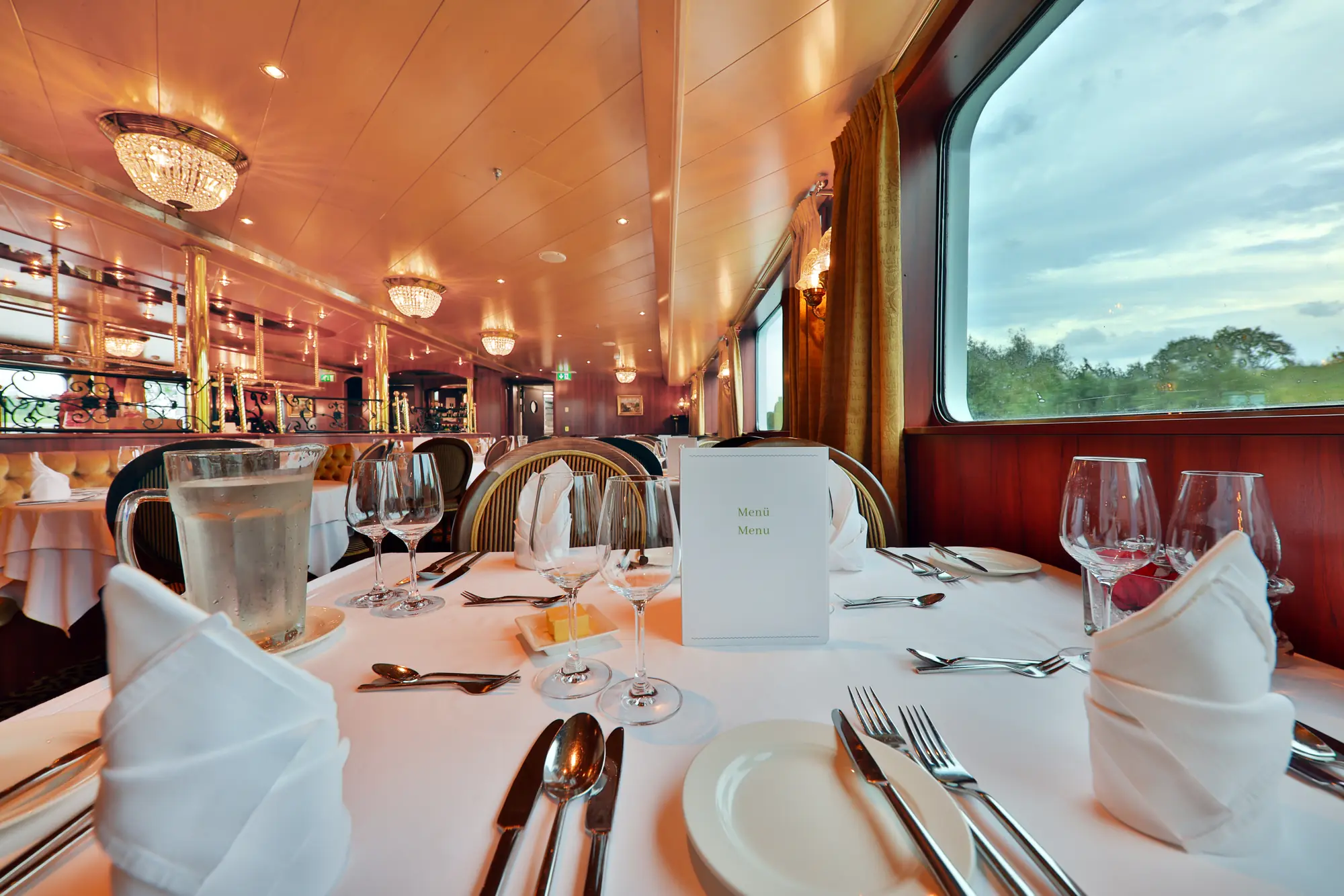 MS Swiss Ruby - Tisch im Restaurant (Details)