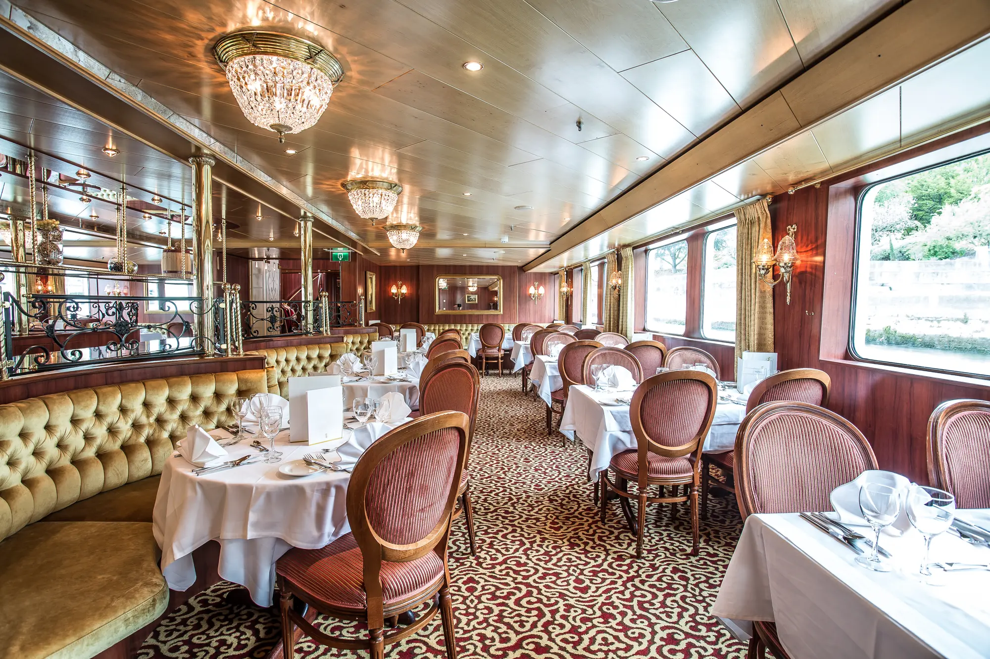 MS Swiss Ruby - Tische im Restaurant