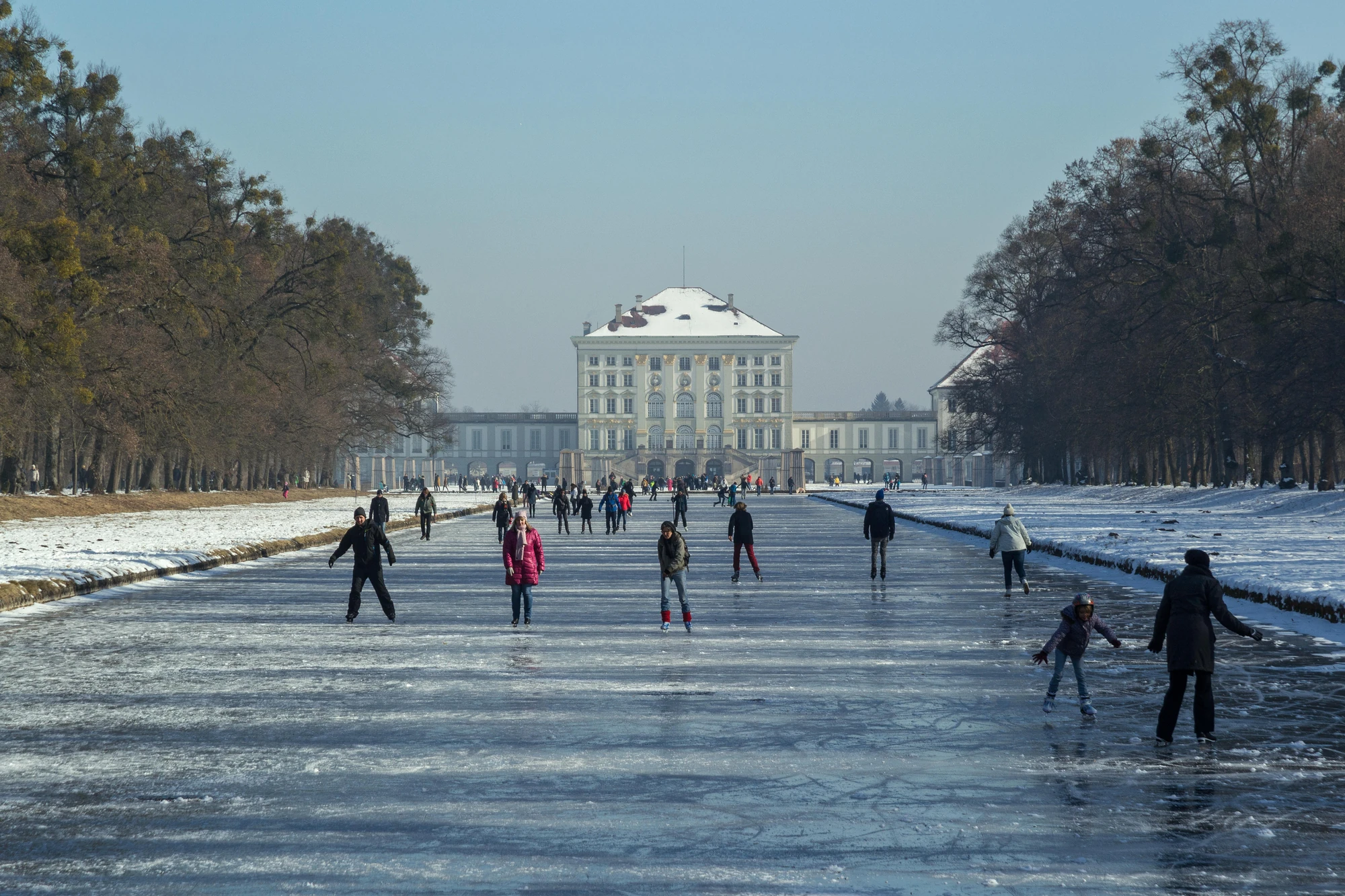Winterspaß am Schloss Nymphenburg: Schlittschuhläufer nutzen die gefrorenen Palastkanäle.