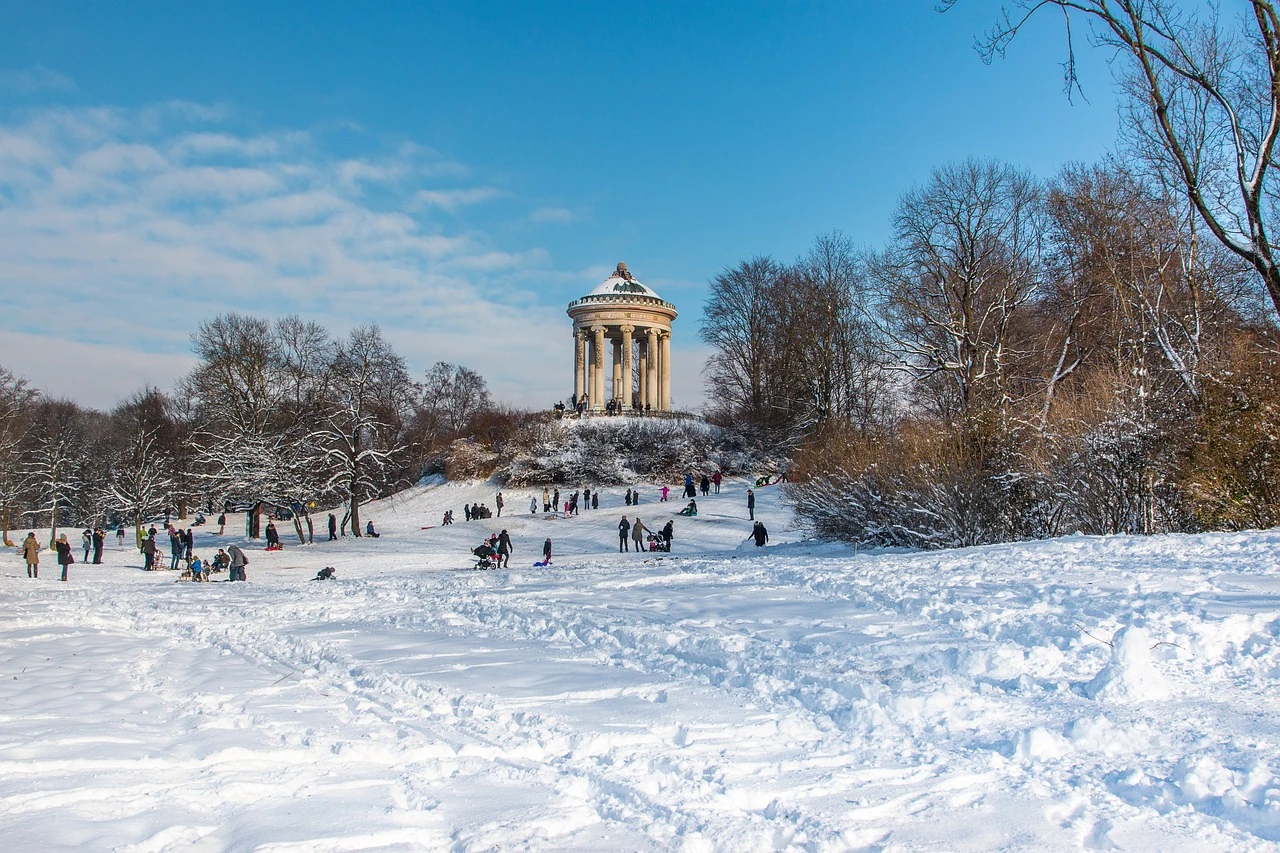 Winterszene mit Menschen vor dem Monopteros im Englischen Garten in München