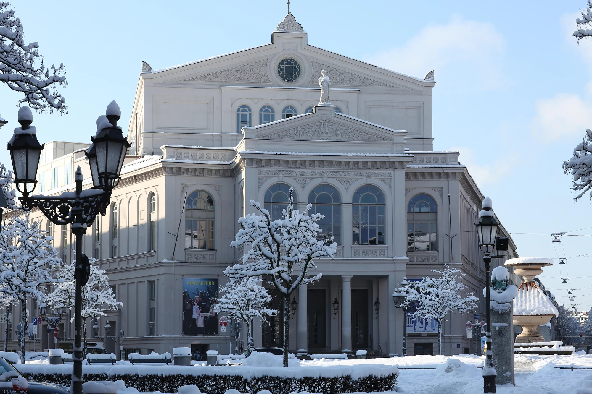 Das Gärtnerplatztheater ganz in Weiß im Winter