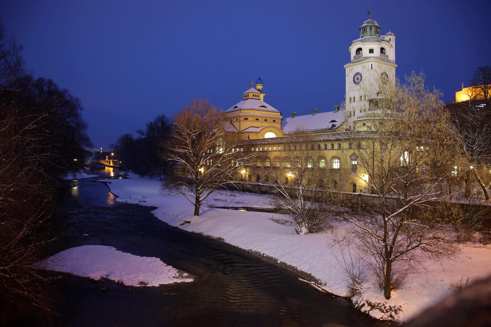 Das Müllersche Volksbad im Winter an der Isar