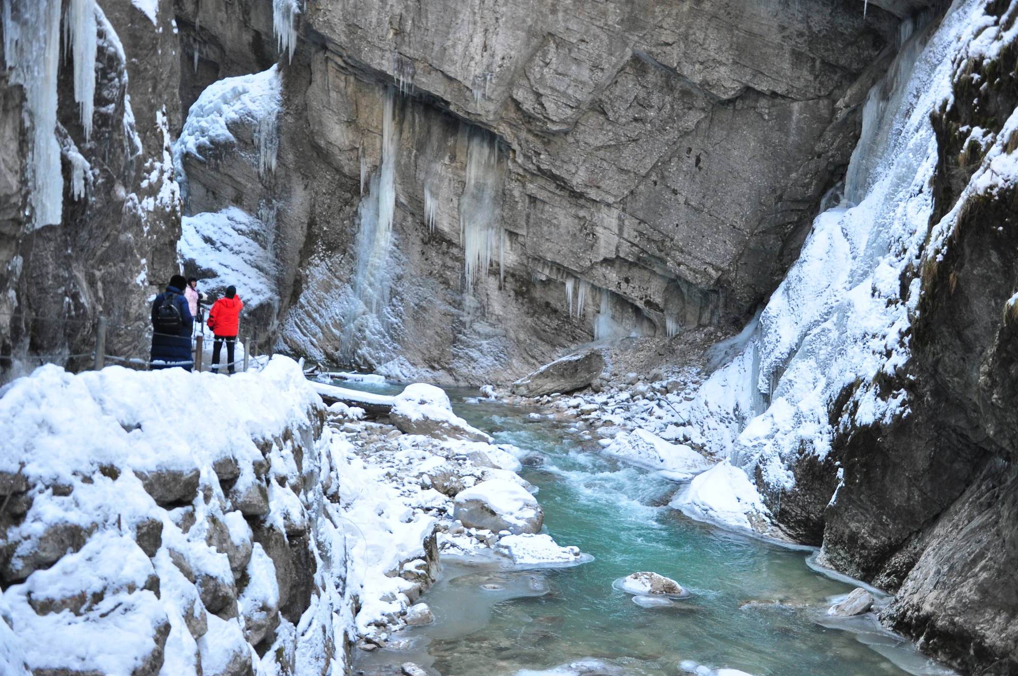 Die Partnachklamm im Winter mit schneebedeckten Felsen