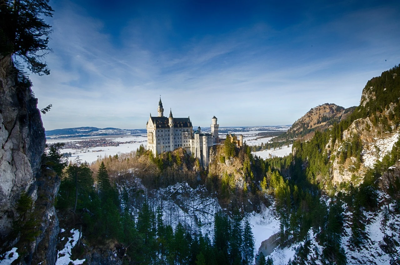 Blick auf das winterliche Schloss Neuschwanstein von den Alpen aus