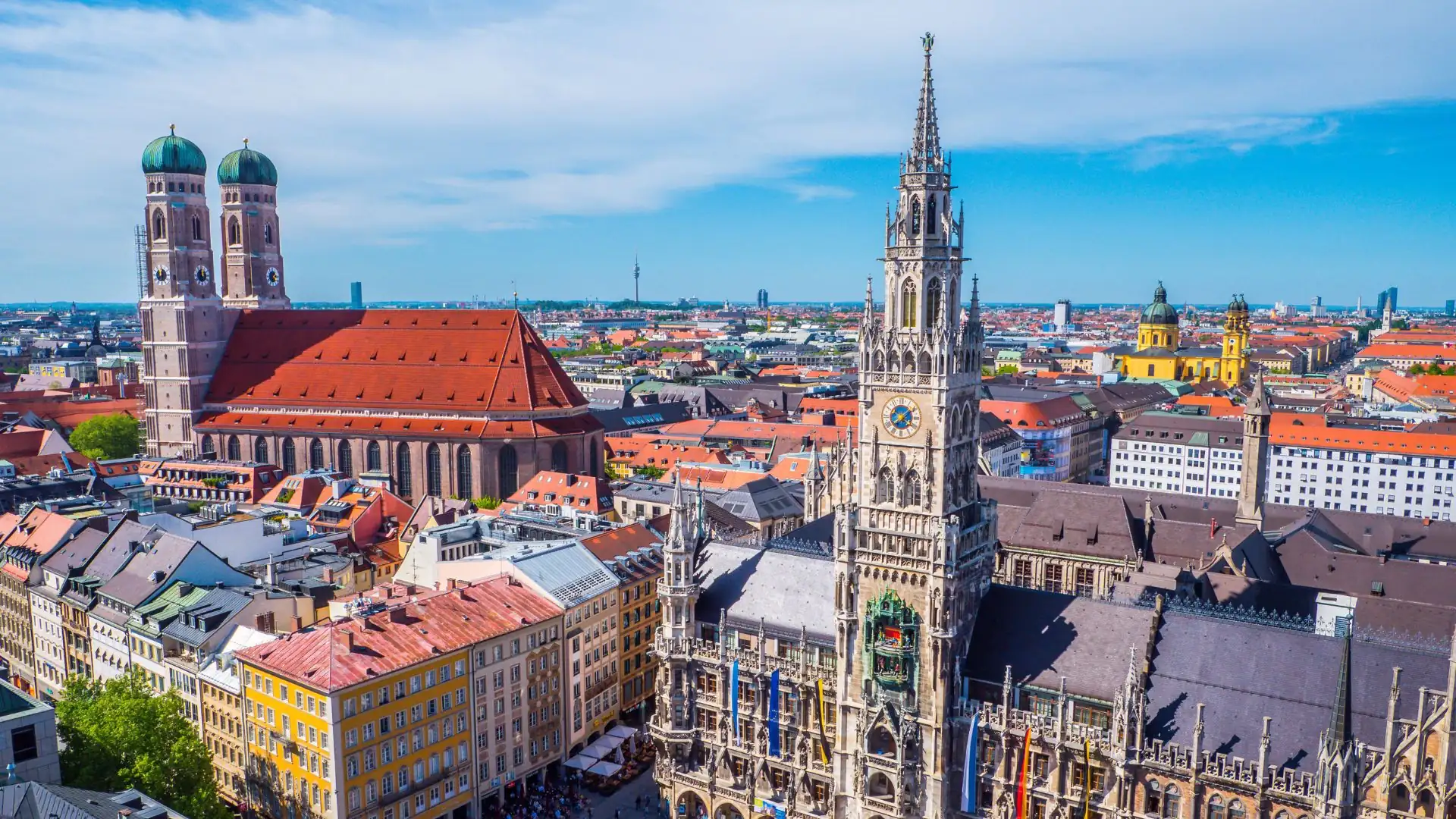 Panoramablick auf München mit dem Neuen Rathaus und der Frauenkirche.