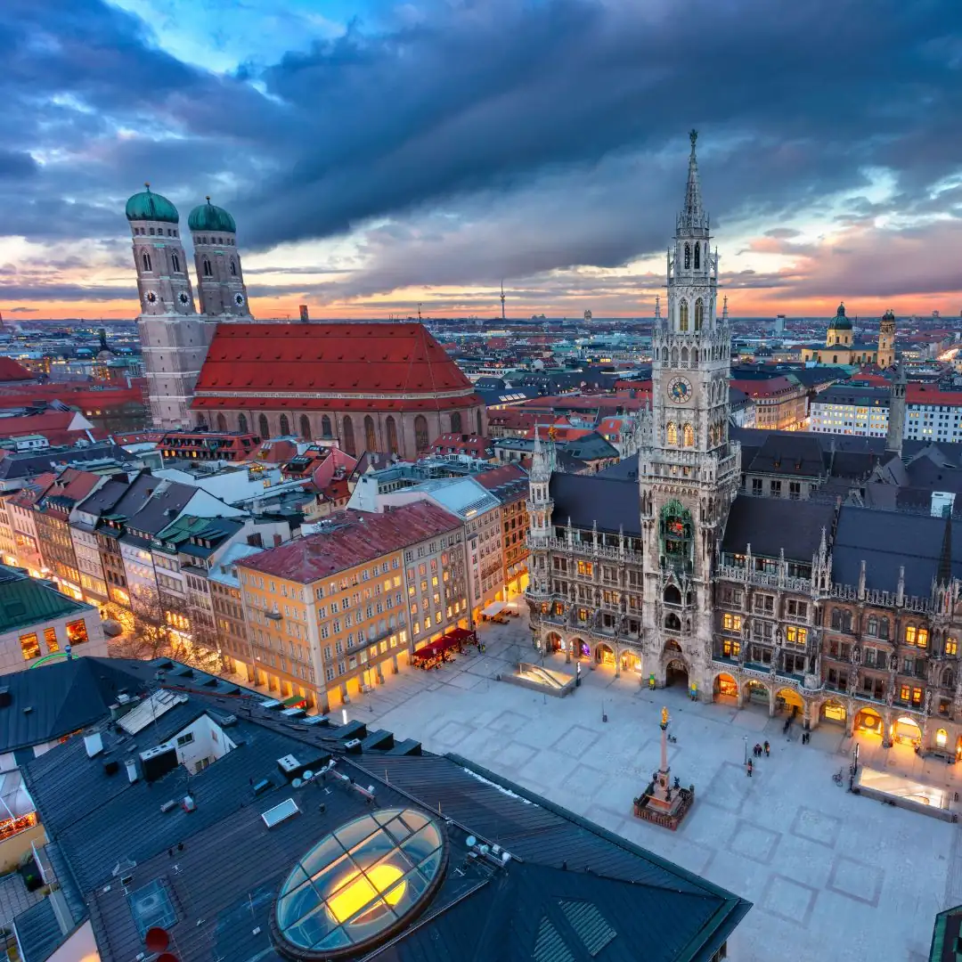 Atemberaubender Blick auf München bei Sonnenuntergang.