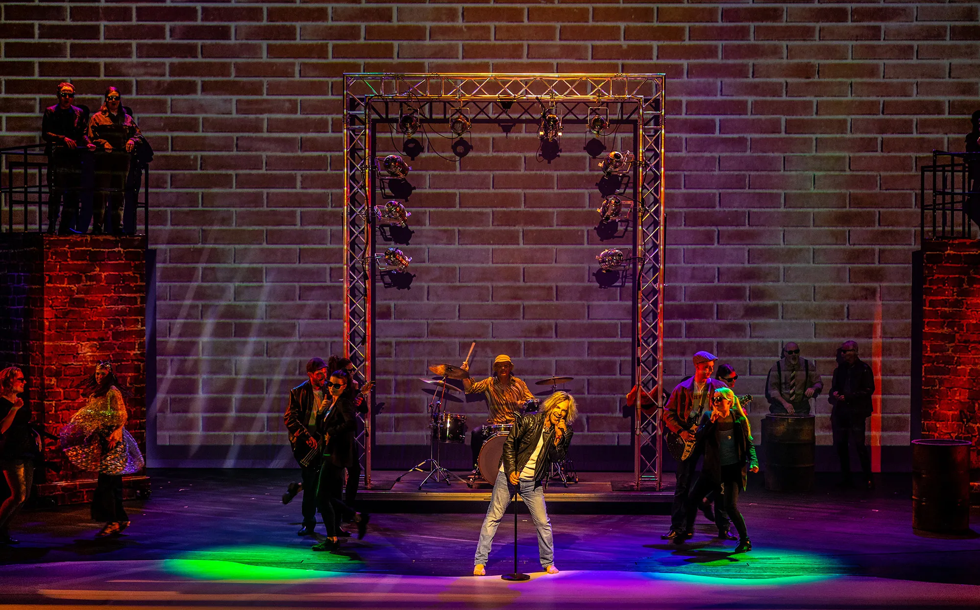 Band mit beeindruckender Lichtshow während der Aufführung.