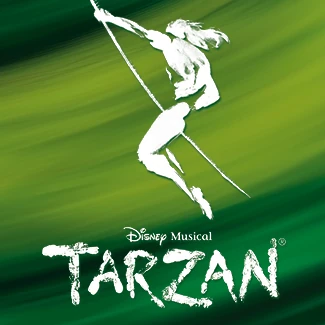 Disney Musical Tarzan Logo - schwingender Tarzan vor grünem Hintergrund (quadratisch)