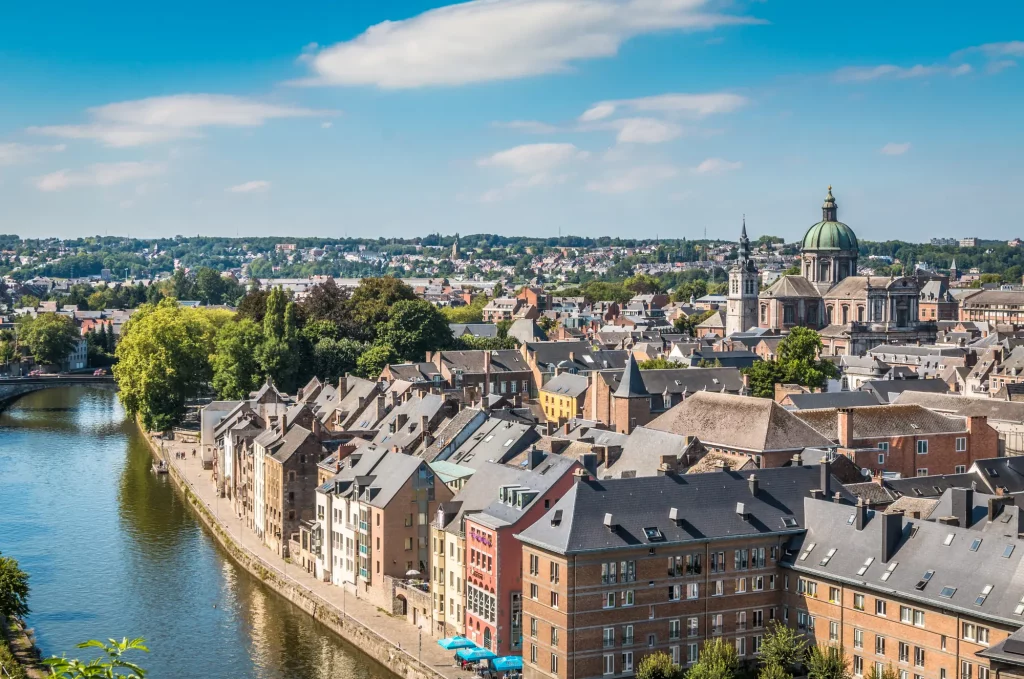 Namur Belgien Blick von oben auf Innenstadt und Fluss Maas bei Sonnenschein.