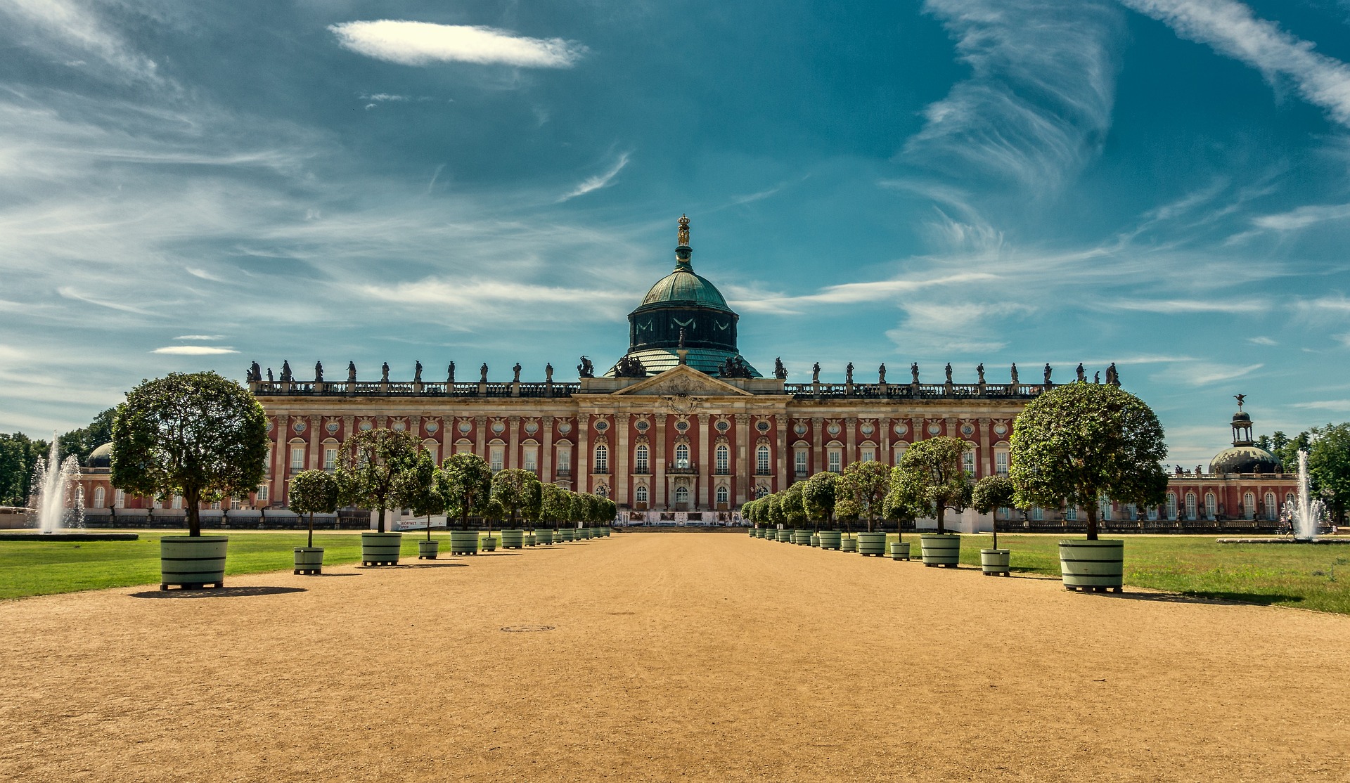 Blick auf den Sanssouci-Palast mit Garten und Brunnen in Potsdam.