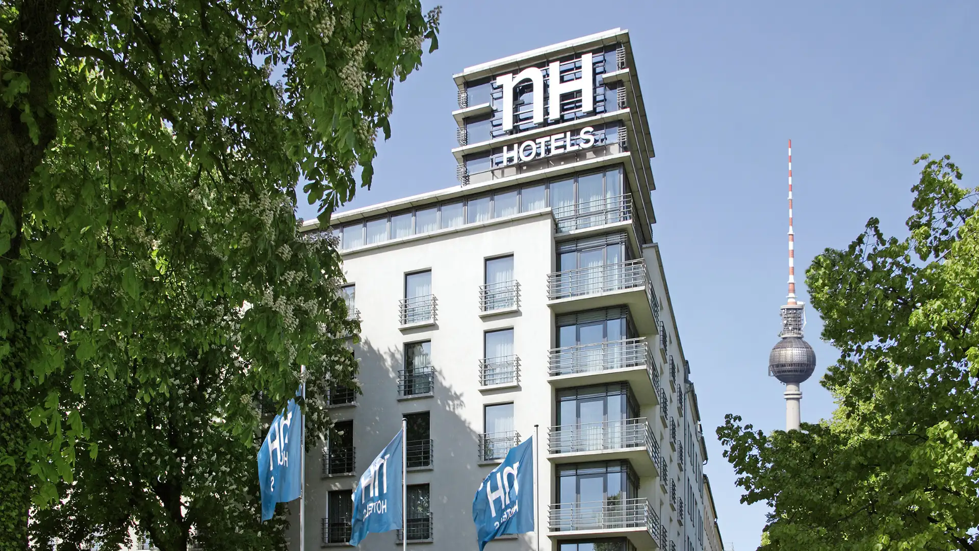 NH Hotels Gebäude am Alexanderplatz in Berlin mit Fernsehturm im Hintergrund