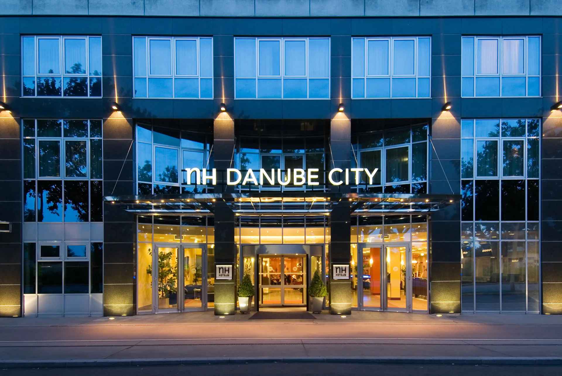 NH Danube City, Eingang am Abend
