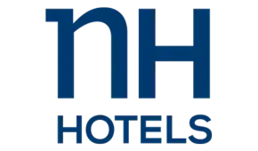 NH Hotels Logo: Blauer Schriftzug auf transparentem Grund.