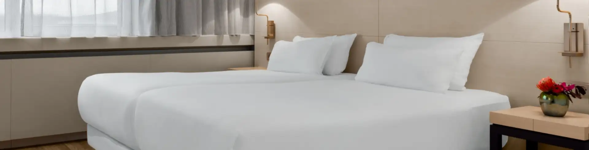 NH Noordwijk Conference Centre Leeuwenhorst Banner: Zimmerbeispiel mit weiß bezogenem Doppelbett