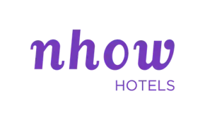nhow Hotels Logo: Lila Schriftzug auf transparentem Grund.