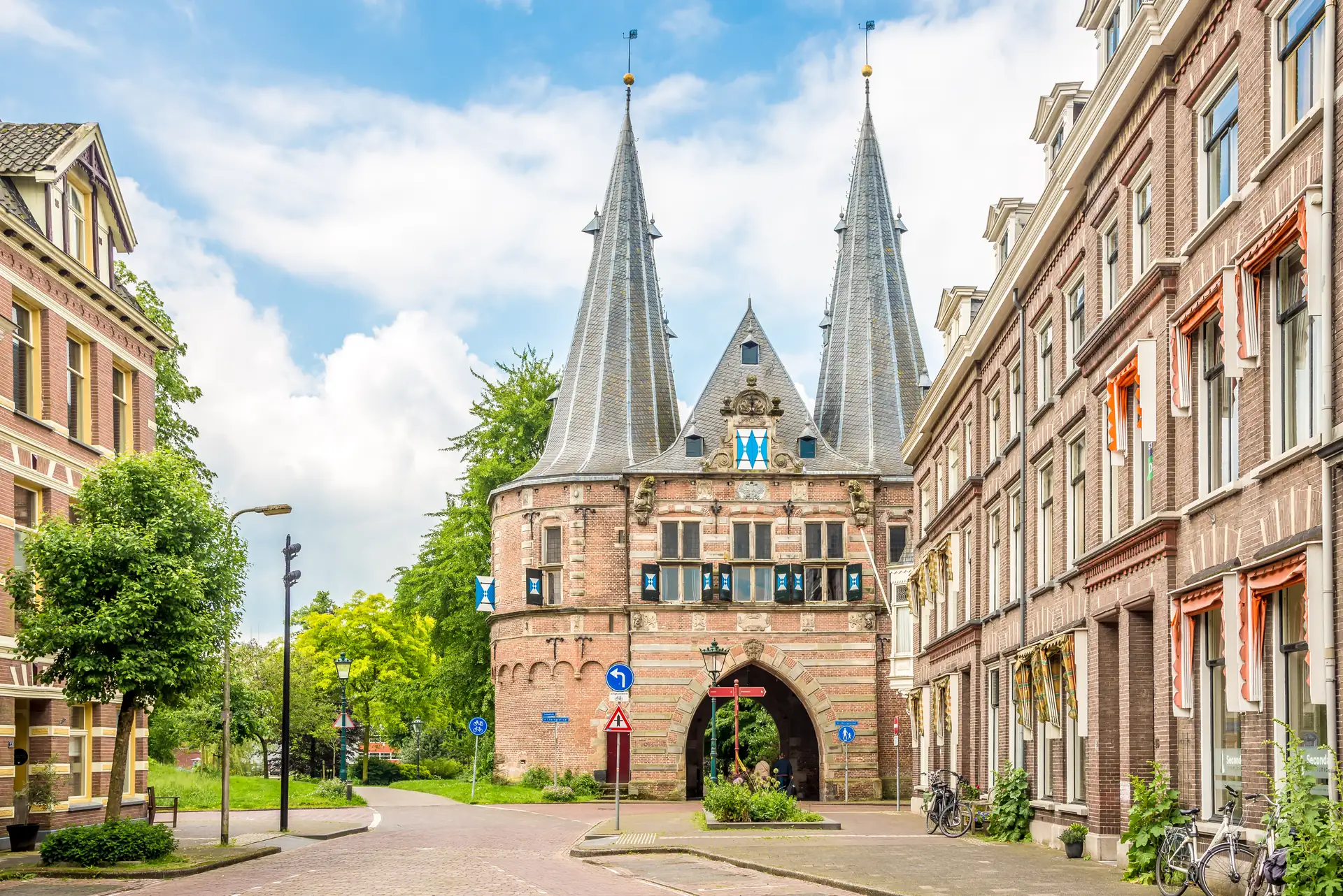 Majestätisches Cellebroederspoort (Stadttor) in den historischen Straßen von Kampen