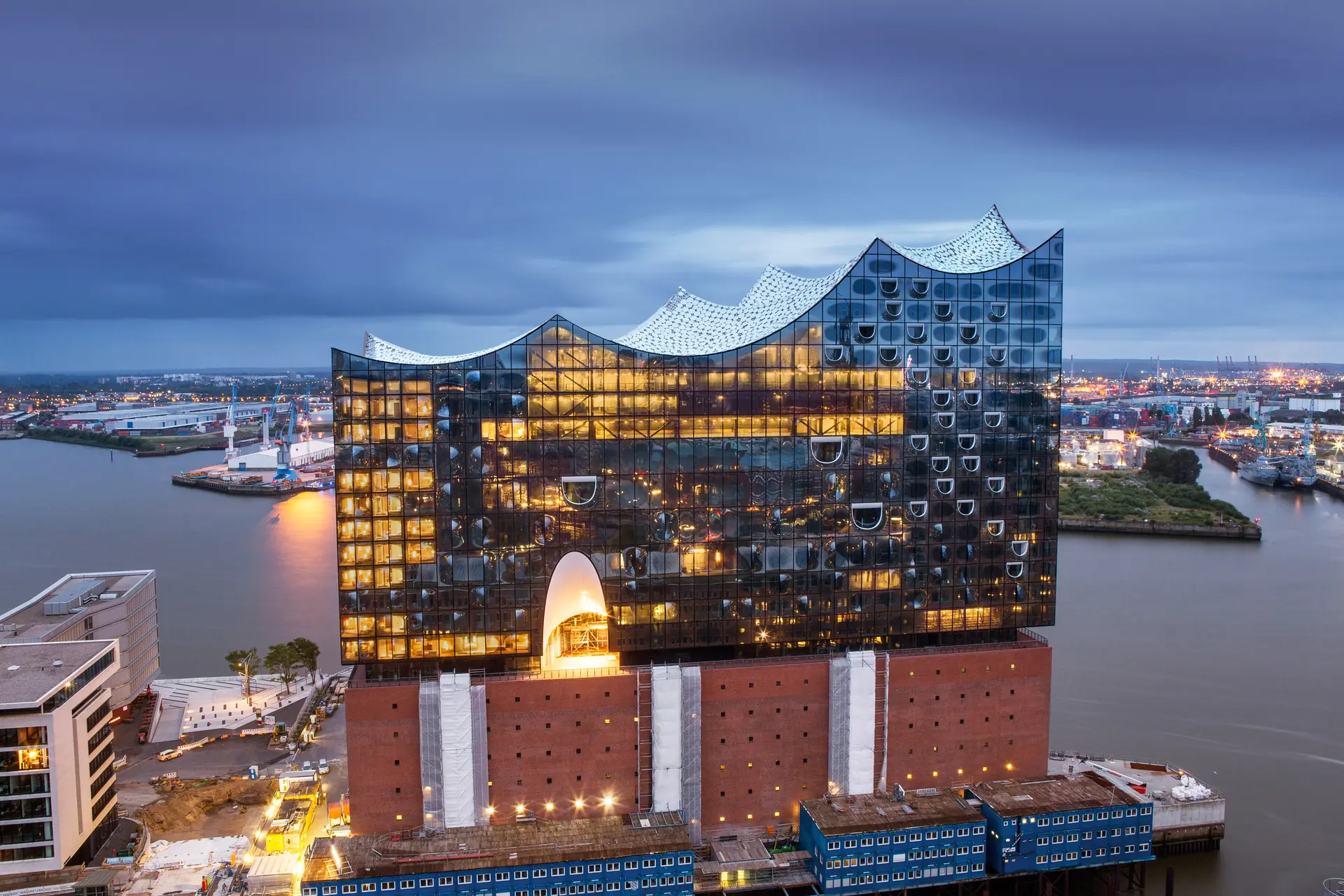 Nordansicht der Elbphilharmonie am Abend