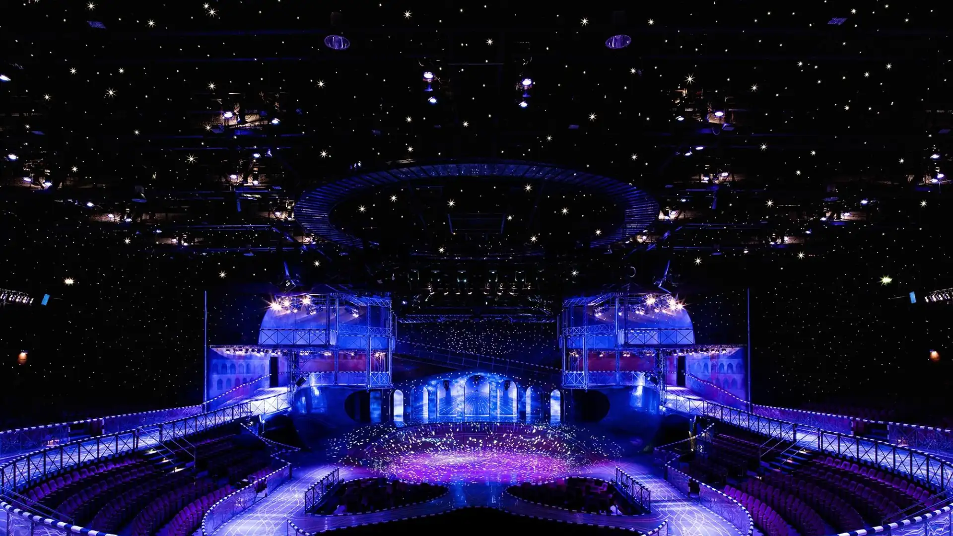 Starlight Express Theater in Bochum, Bühne in stimmungsvoller Beleuchtung und funkelnden Sternenlichtern