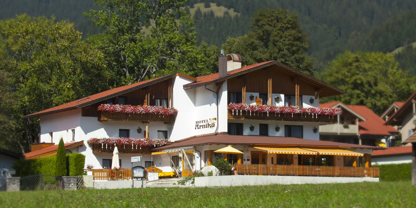 Oberammergau Unterkünfte: Hotel Arnika, Außenansicht im Sommer