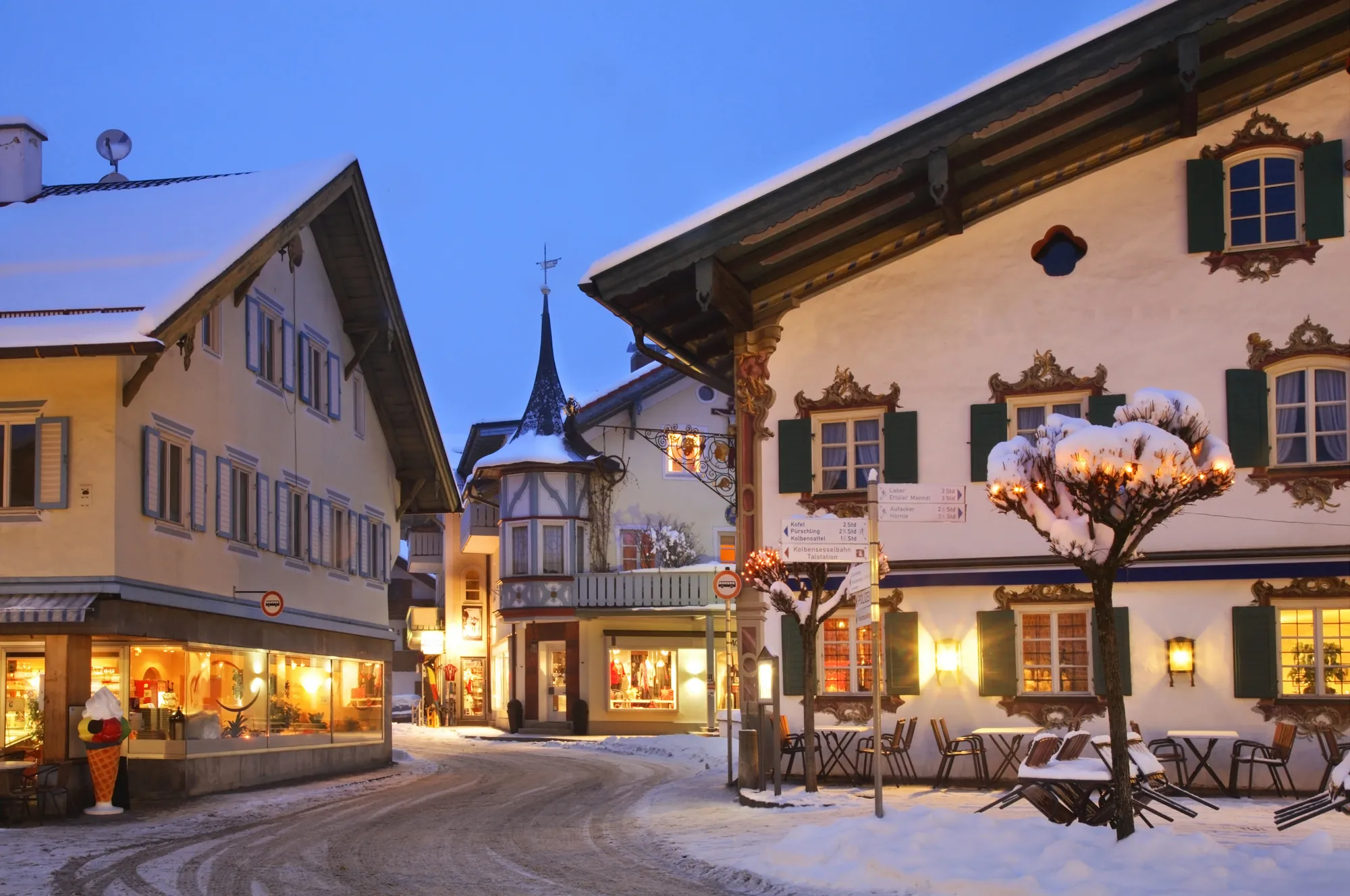 Winterliches Oberammergau am Abend mit Beleuchtung