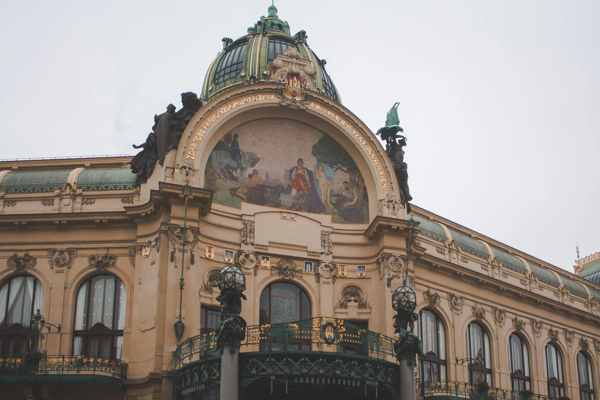 Das Jugendstil-Gebäude Gemeindehaus Obecní dům in Prag mit goldenen Verzierungen, Glasmalerei und Skulpturen