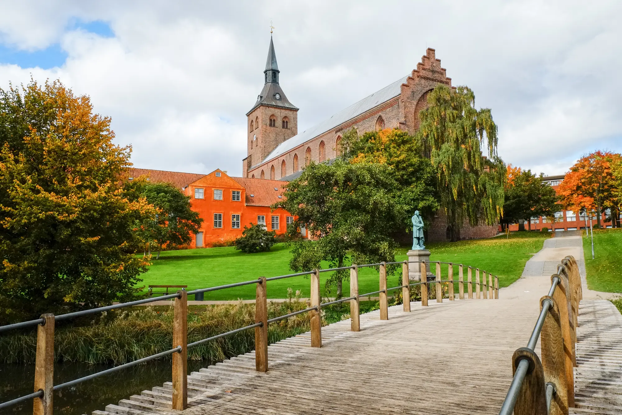 Sankt Knuds Kirche, Odense im Herbst