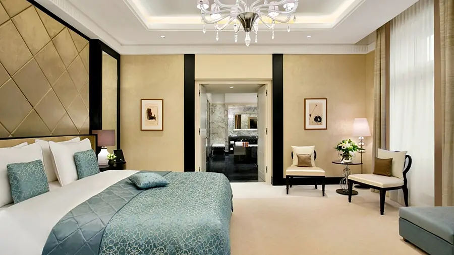 Großzügiges Doppelzimmer (Beispiel) im Palais Hansen Kempinski Wien im hellen Stil und türkisfarbener Überdecke