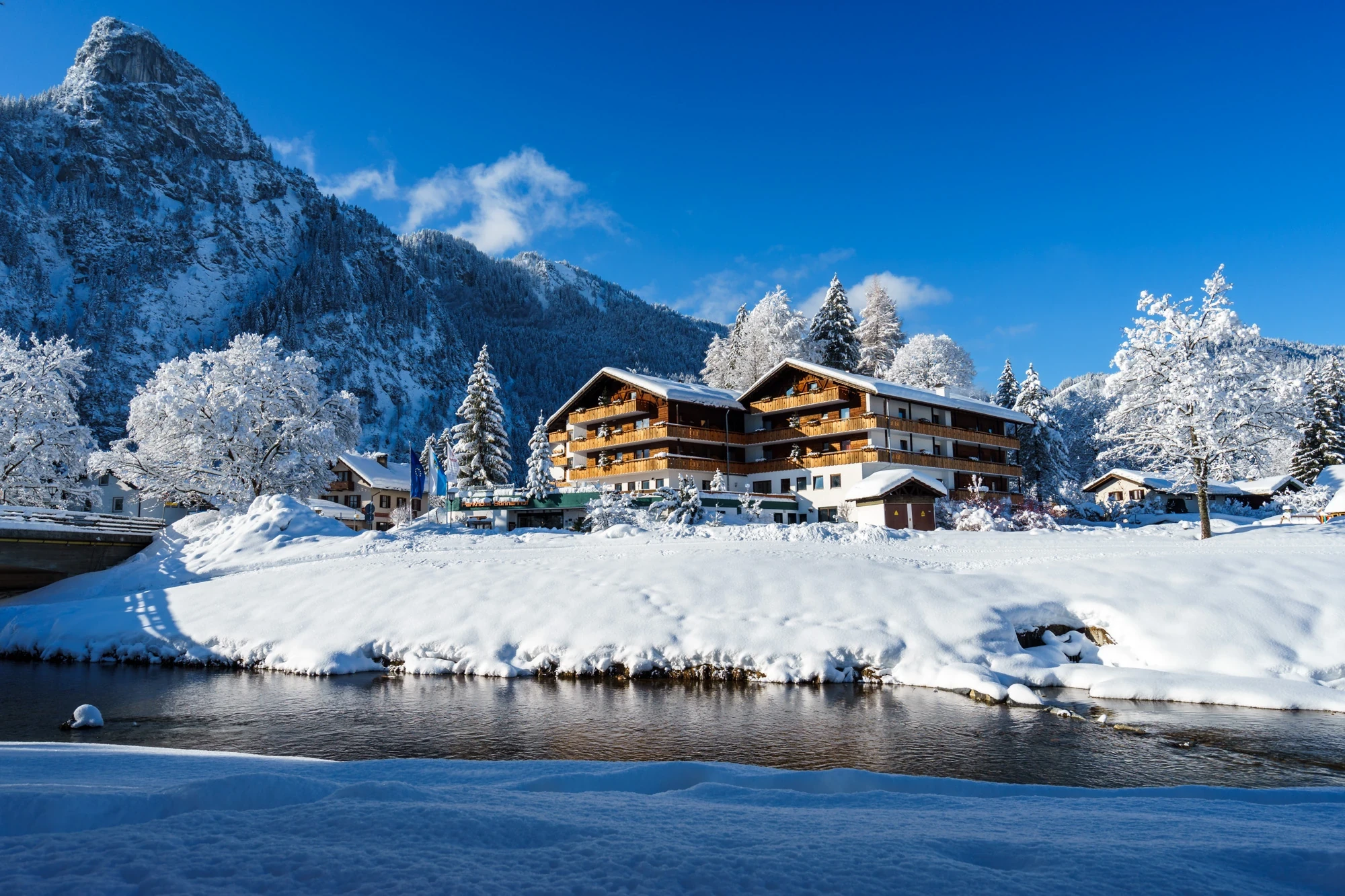 Parkhotel Sonnenhof in schneeverdeckter Landschaft bei Sonnenschein