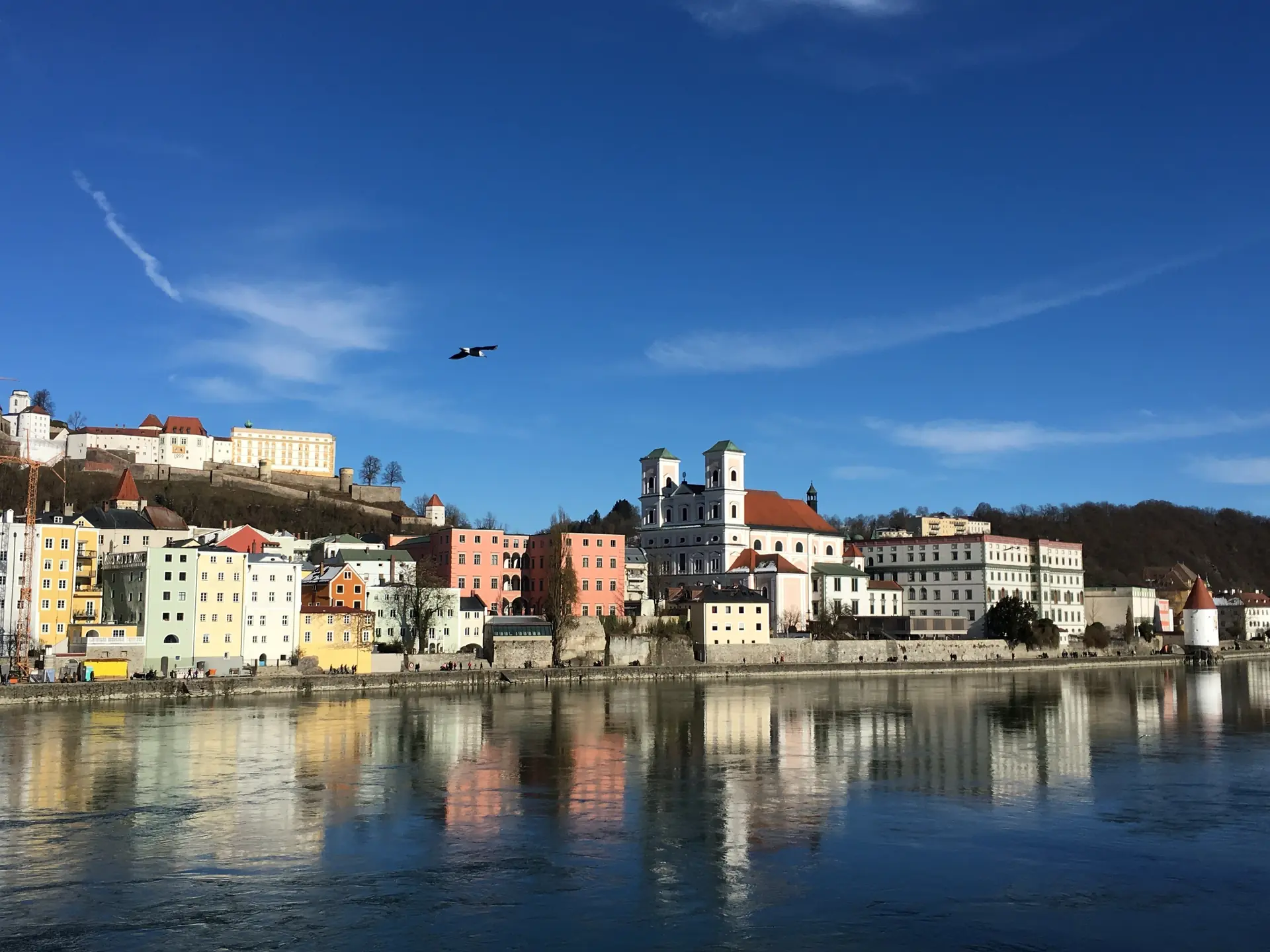 Ufer der Donau in Passau an einem sonnigen Wintertag
