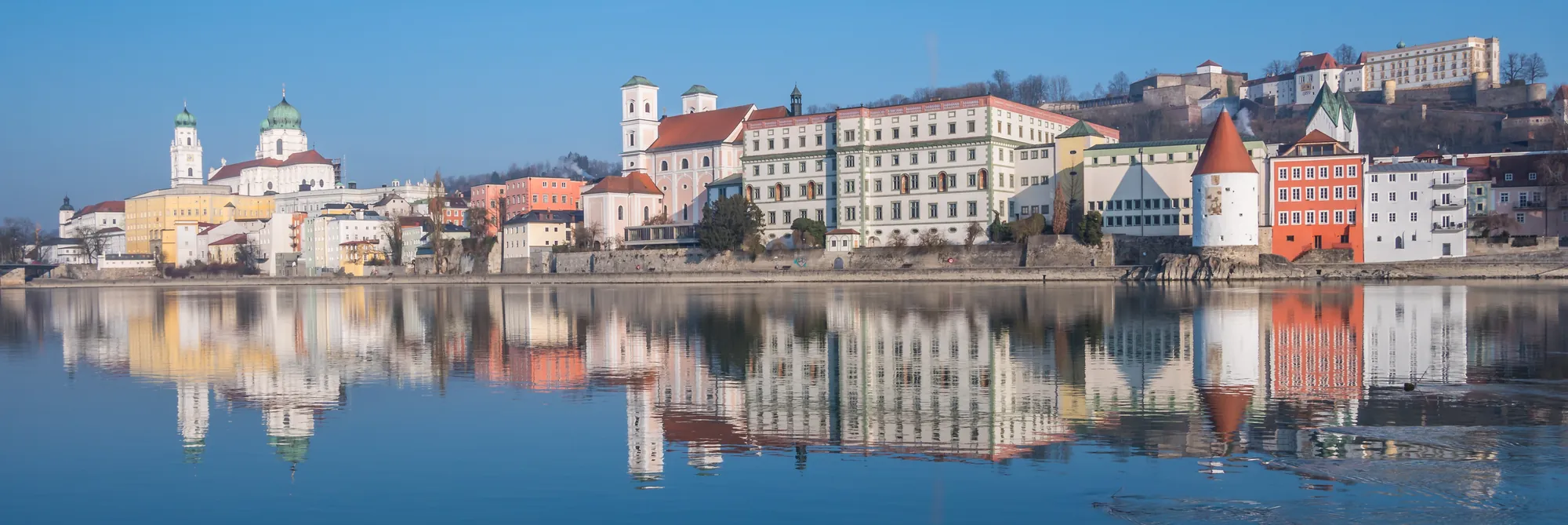 Blick auf das Donauufer mit Anlegestelle, Dom und Stadtpanorama in Passau