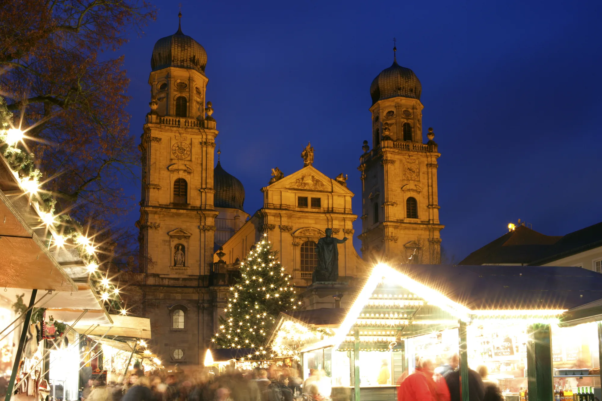 Stimmung auf dem Passauer Christkindlmarkt am Abend vor dem Dom