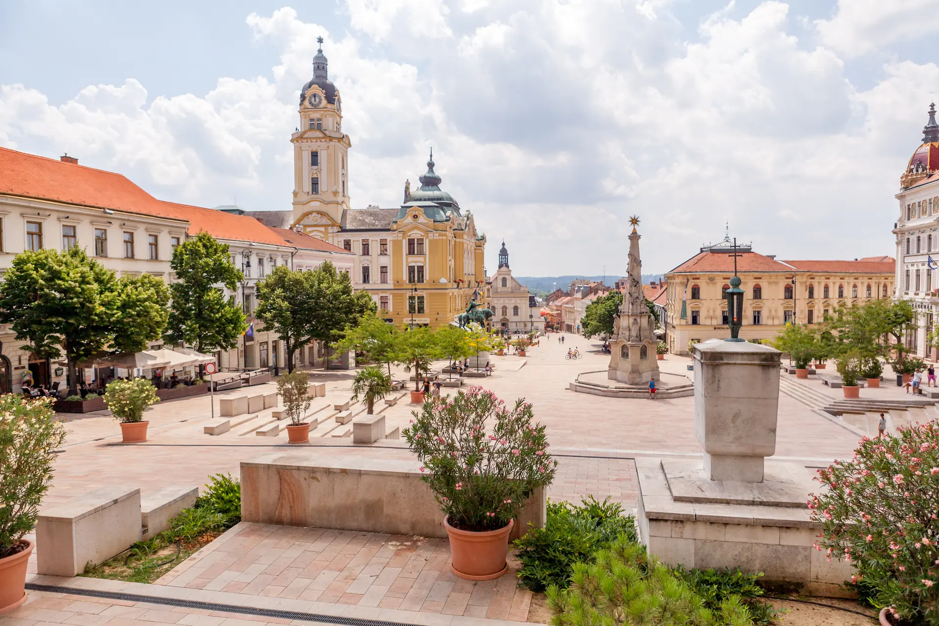 Platz Széchenyi in Pécs mit grünen Bäumen und hellen Pflastersteinen